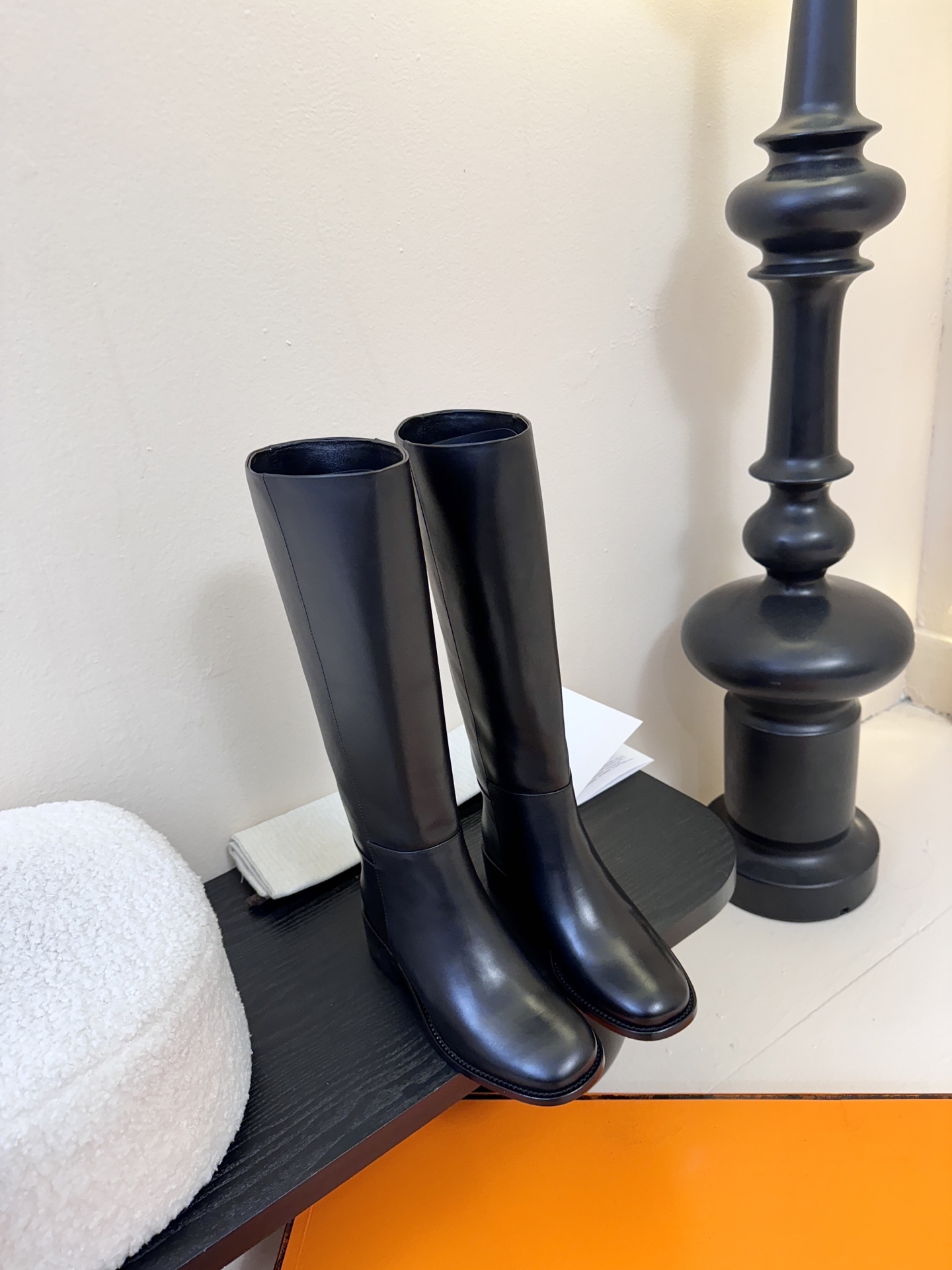 NO:559237,The highest version of H*ermès Kelly Jumping lock knight boots, a must-have for internet celebrities!  A super heavyweight classic boot. The original replica of the counter is purely handmade and customized. The essence is to make the boot shaft stiff and straight. The upper is made of custom-grade calfskin, and the lining is water-dyed cowhide. The outsole is made of original B genuine leather. The size is 35-39. 40, 41 customization, boots, hermes, boots, cowhide19860909爱马H*ermès最高版Kelly Jumping锁扣骑士靴 网红必备款！超级重磅的一款经典靴. 专柜原版复刻纯手工定制,精髓是靴筒要做挺和做直. 鞋面采用头层定制级别小牛皮 内里水染牛皮里 大底原B真皮底 码数35-39 40、41定制,靴子,hermes,boots,cowhide,Women's Shoes