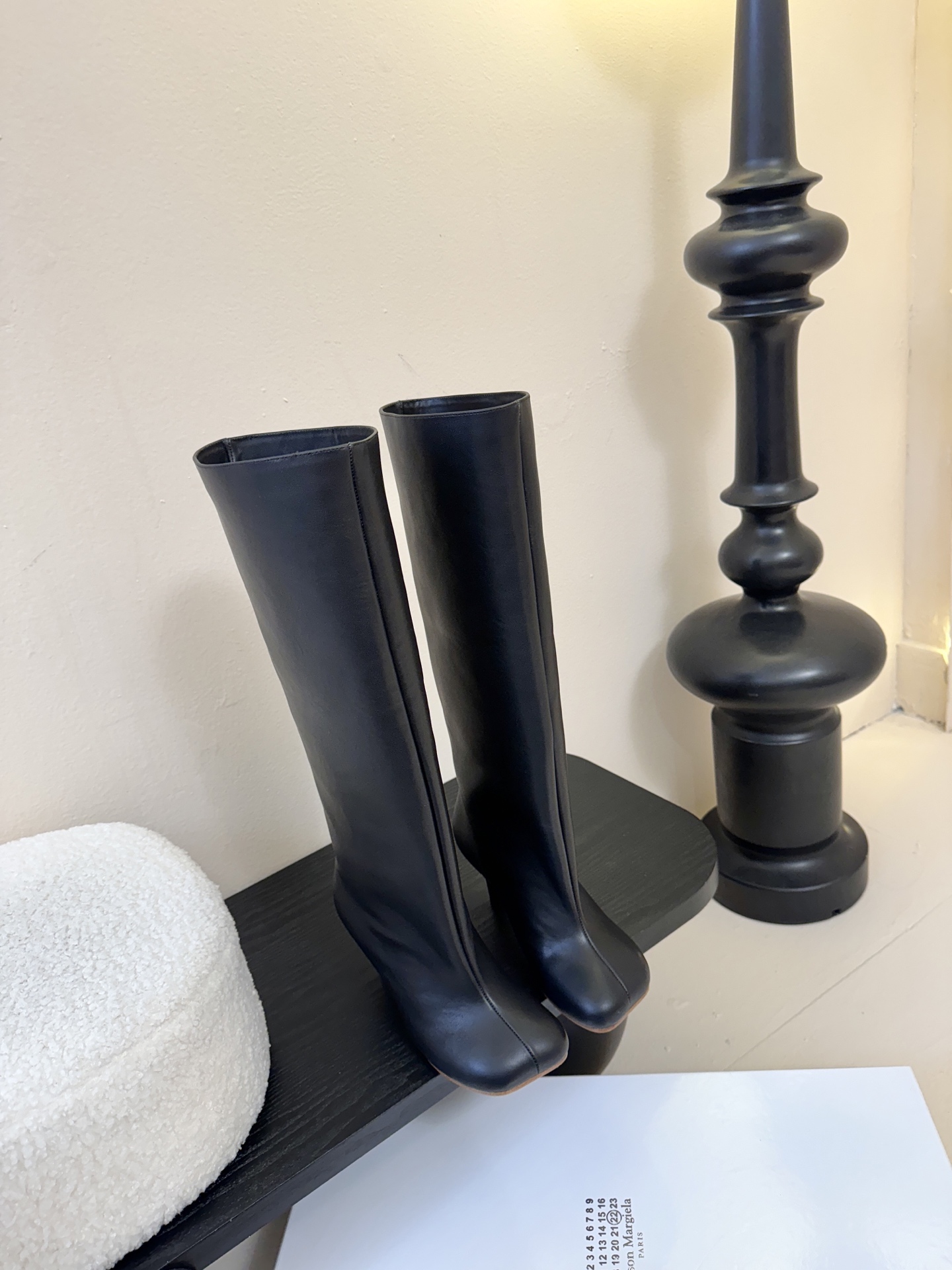 NO:559240,Margiela genuine leather wide straight boots that don’t reach the knee. 2025 autumn and winter new stiletto high boots. MM6 tabi split-toe shoes and boots 2025 autumn and winter new products, the highest version, purchased by buyers. 1:1 perfect replica of the split-toe tabi boots. Original molded double-layer leather soles. The original lasted shoes are very generous and can be easily matched with various styles. The good news for short legs. The upper body instantly becomes longer legs.  The upper feet are not constrained by routine, and you can be yourself as you like~ The upper feet are soft and comfortable. The uppers are imported original genuine leather. The lining is original genuine leather. The outsole is original Italian double-layer genuine leather sole. Size35-39 (40 customization is non-refundable and non-exchangeable), boots, masion margiela, boots19860909Margiela 玛吉拉真皮宽筒直筒长靴不过膝 2025秋冬新细高跟高筒靴 MM6家tabi分趾鞋靴2025秋冬新品最高版本买手代购1:1完美复刻分趾tabi靴原版开模双层真皮鞋底 原版套楦鞋型很大方 搭配各种风格都轻松驾驭 小短腿的福音 上身瞬间秒变大长腿 上脚不被常规所拘束,随心所欲做自己～上脚炒鸡柔软舒适 鞋面进口原版真皮 内里原版真皮 大底原版意大利双层真皮底跟 Size35-39（40定制不退不换）,靴子,masion margiela,boots,Women's Shoes