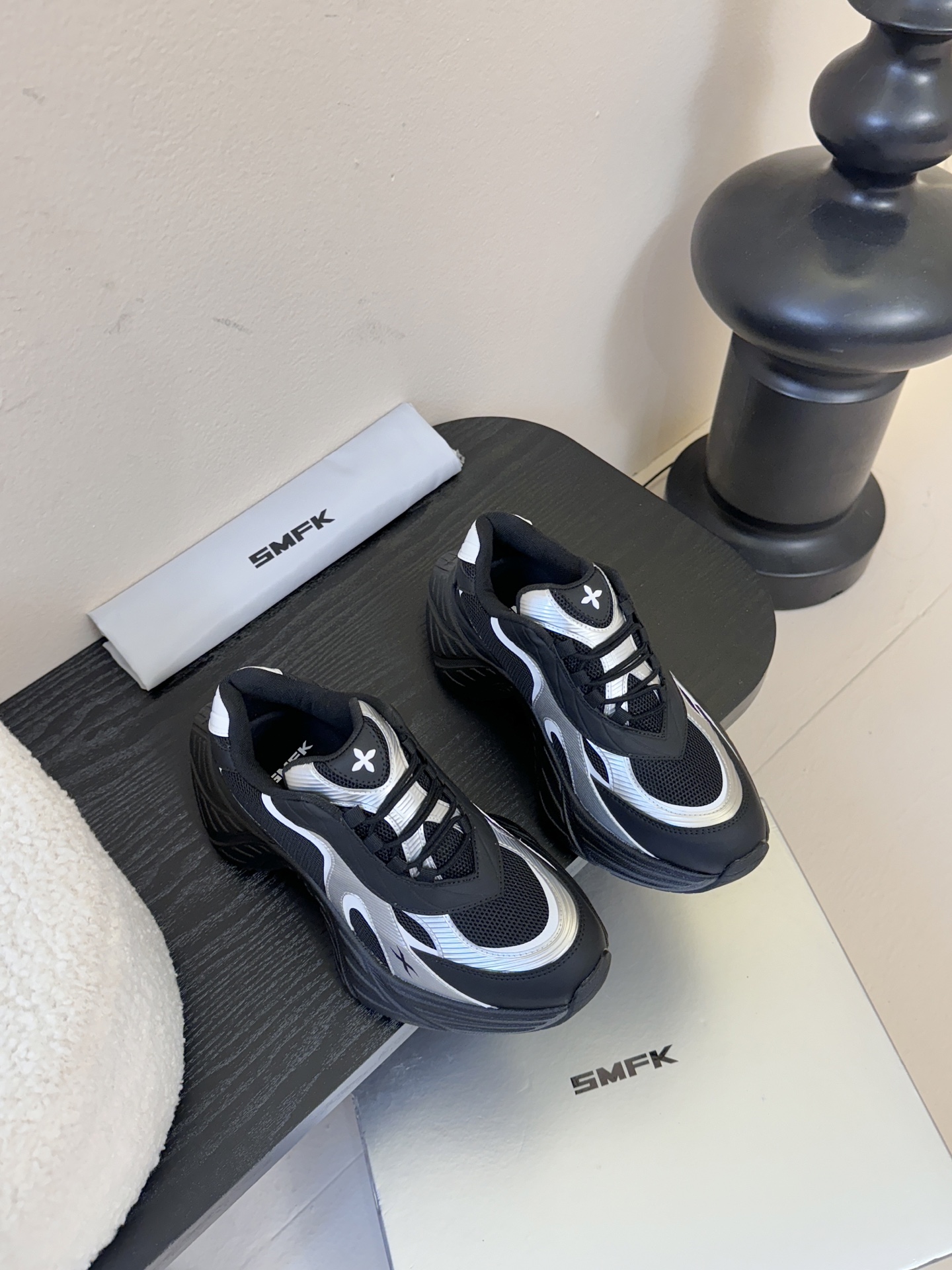 NO:559484,SMFK 25SS black thick-soled dad shoes are made of mesh and leather materials, which are both breathable and textured. The shoe body is decorated with the brand's iconic cross flower, which is highly recognizable. The black and silver color scheme is cool and full of futuristic technology. The thick-soled dad shoe style not only enhances the fashion sense, but also has a significant height-increasing effect; the lace design fits the foot shape, is comfortable to wear and easy to adjust the elasticity. It combines sports style and trendy feeling, which is not only suitable for daily leisure, but also adds personality and avant-garde sense to the look. Upper mesh/special technology, inner elastic mesh, outsole rubber combination Size35-45, dad shoes19860909SMFK 25SS黑色厚底老爹鞋 采用网面与皮革拼接的材质,兼具透气性与质感.鞋身带有品牌标志性的十字花装饰,辨识度高,黑银配色酷感十足,充满未来科技感. 厚底老爹鞋款式,在提升时尚感的同时,还能起到显著的增高效果；系带设计贴合脚型,穿着舒适且便于调节松紧.融合了运动风与潮流感,既适合日常休闲,又能为造型增添个性与前卫感. 鞋面网面/特殊工艺 内里弹力网 大底橡胶组合 Size35-45,老爹鞋,Women's Shoes