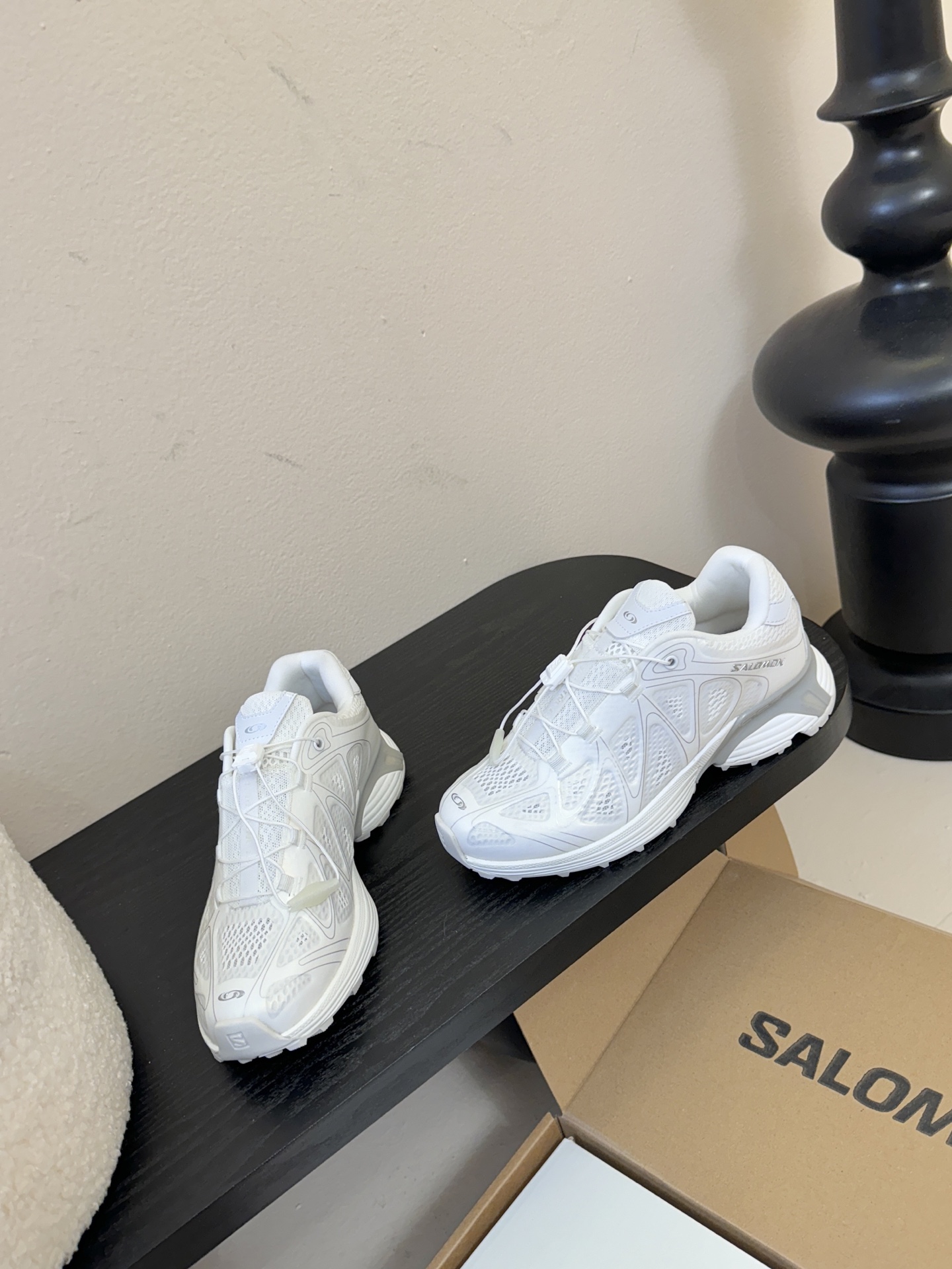 Salomo*25SS新款XT Whisper潮流运动鞋融合户外功能性与都市潮流感，采用标志性的流线型鞋