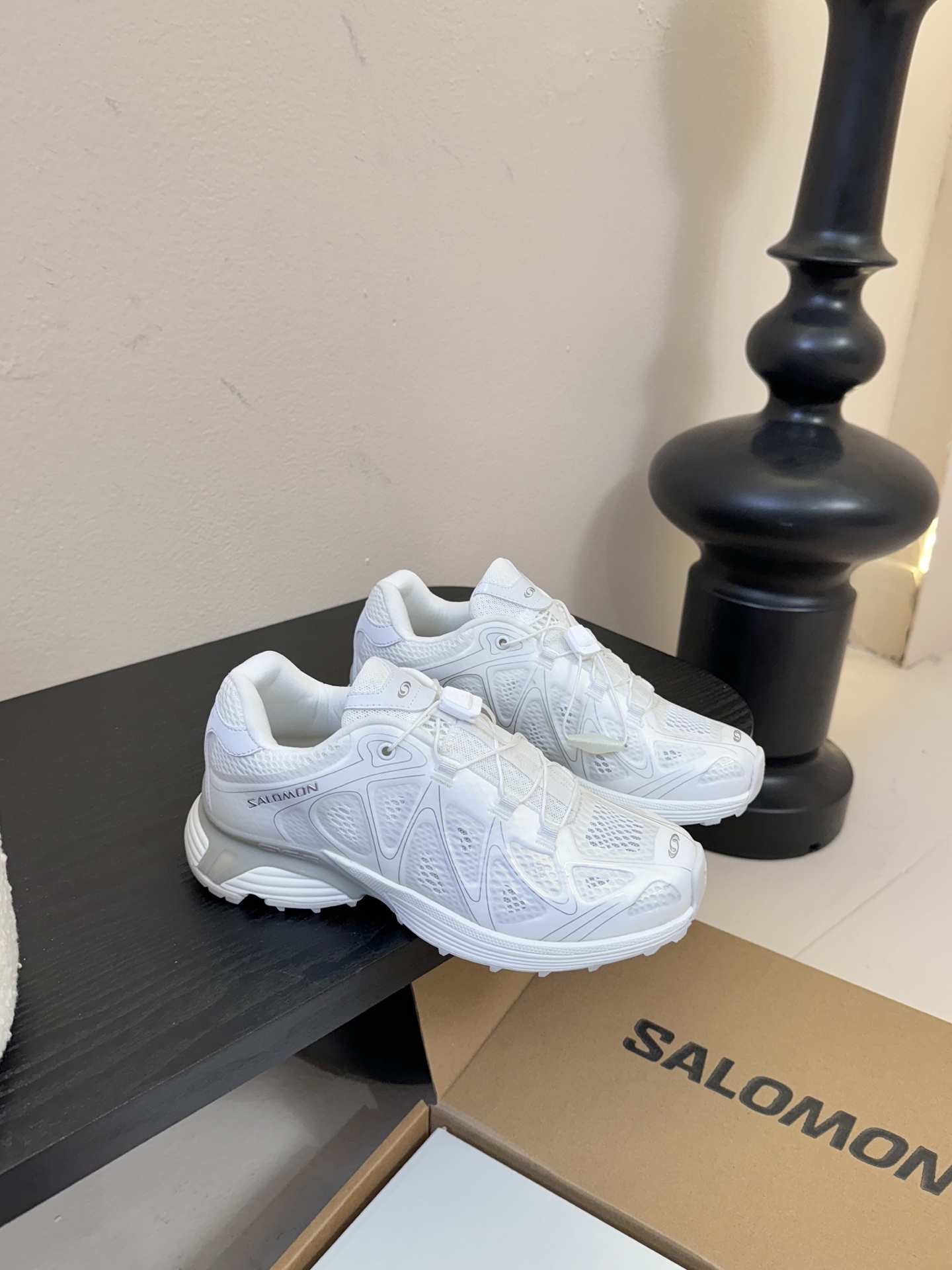 Salomo*25SS新款XT Whisper潮流运动鞋融合户外功能性与都市潮流感，采用标志性的流线型鞋