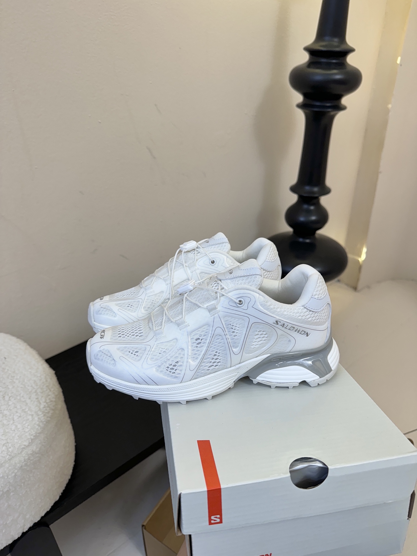 Salomo*25SS新款XT Whisper潮流运动鞋融合户外功能性与都市潮流感，采用标志性的流线型鞋