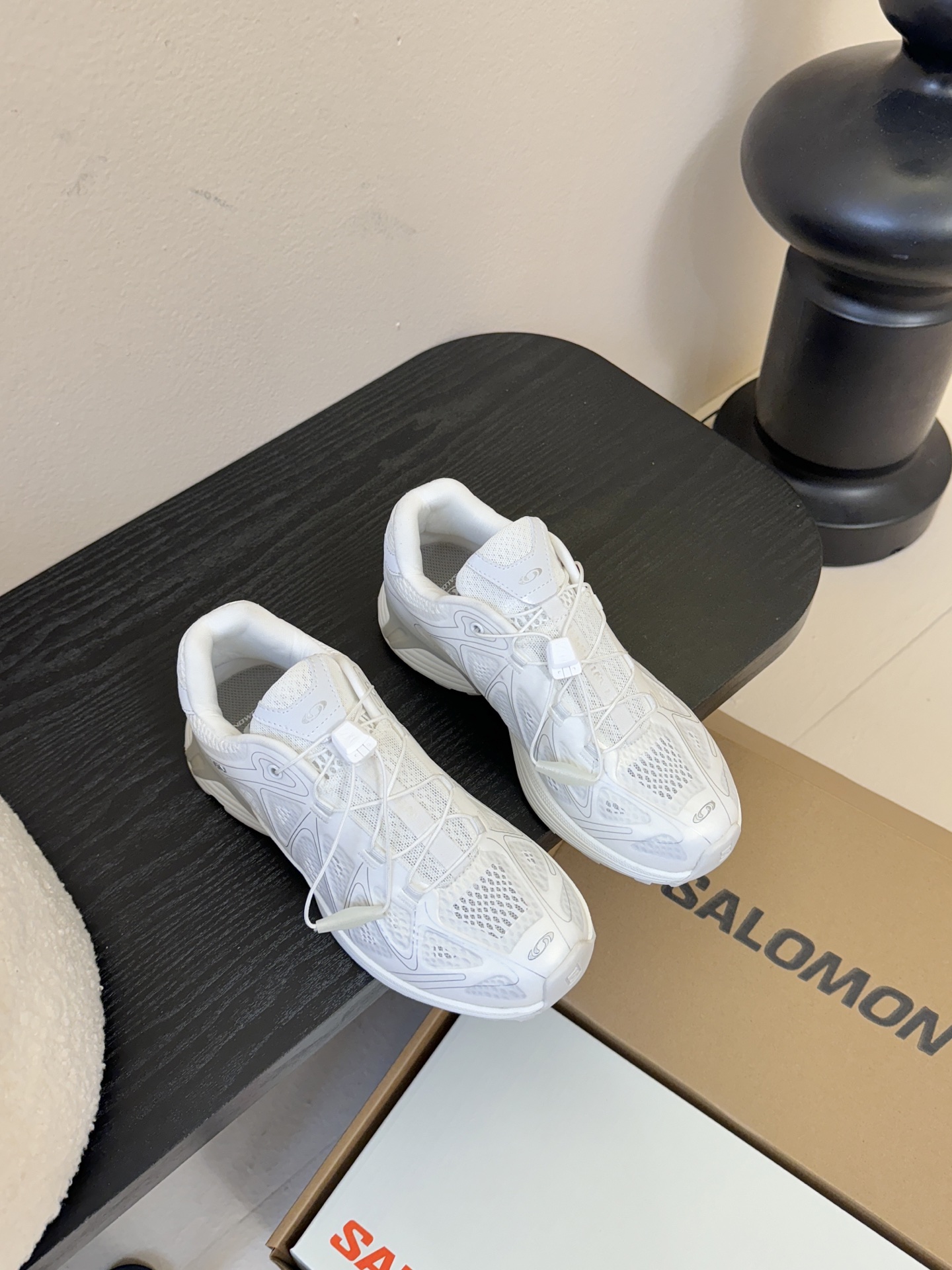 Salomo*25SS新款XT Whisper潮流运动鞋融合户外功能性与都市潮流感，采用标志性的流线型鞋