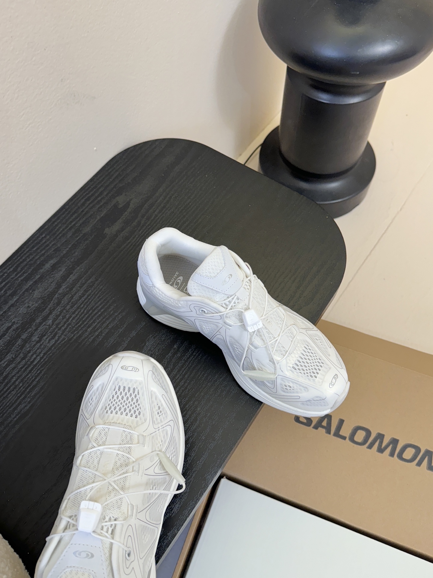 Salomo*25SS新款XT Whisper潮流运动鞋融合户外功能性与都市潮流感，采用标志性的流线型鞋