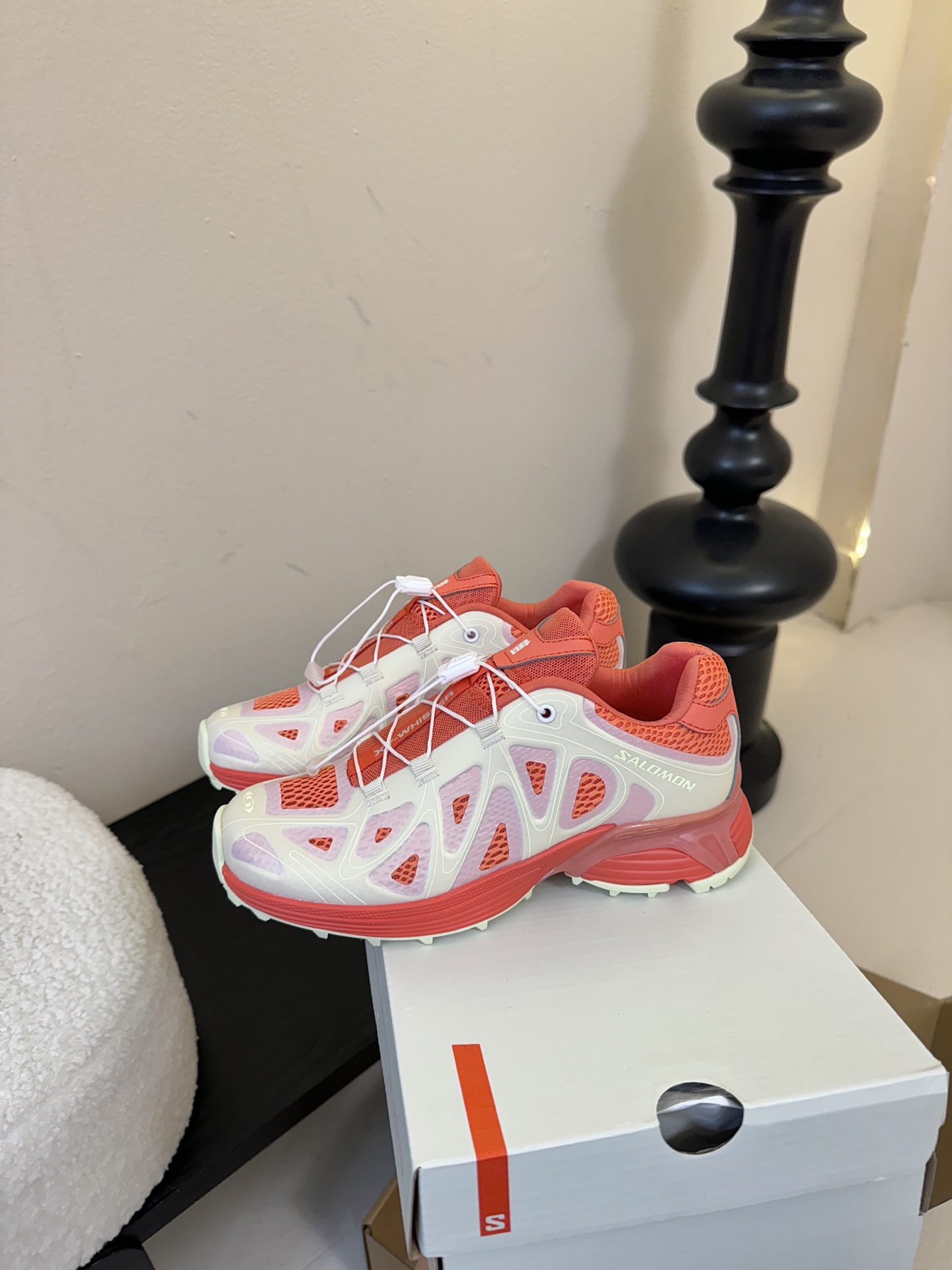 Salomo*25SS新款XT Whisper潮流运动鞋融合户外功能性与都市潮流感，采用标志性的流线型鞋