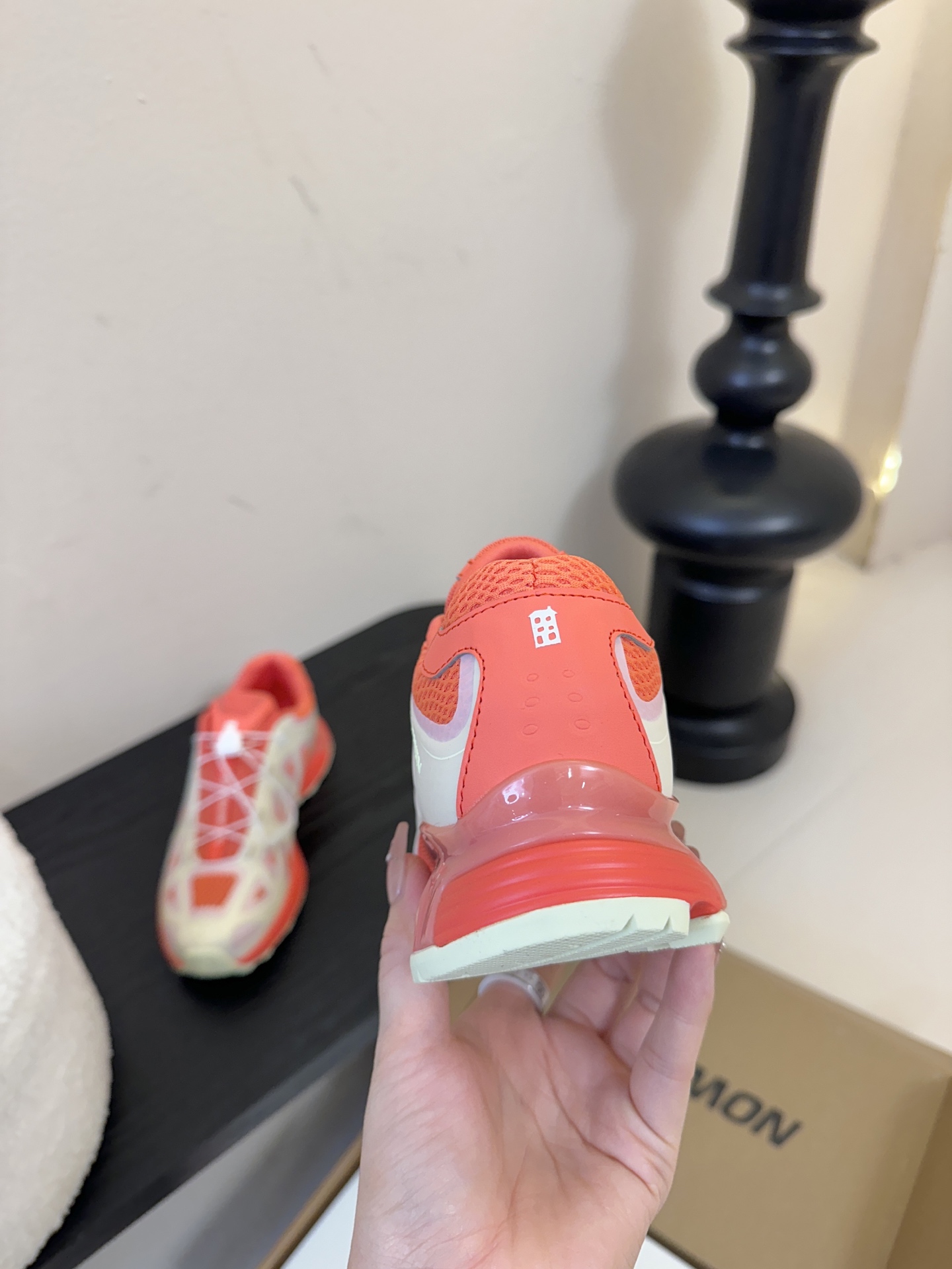 Salomo*25SS新款XT Whisper潮流运动鞋融合户外功能性与都市潮流感，采用标志性的流线型鞋