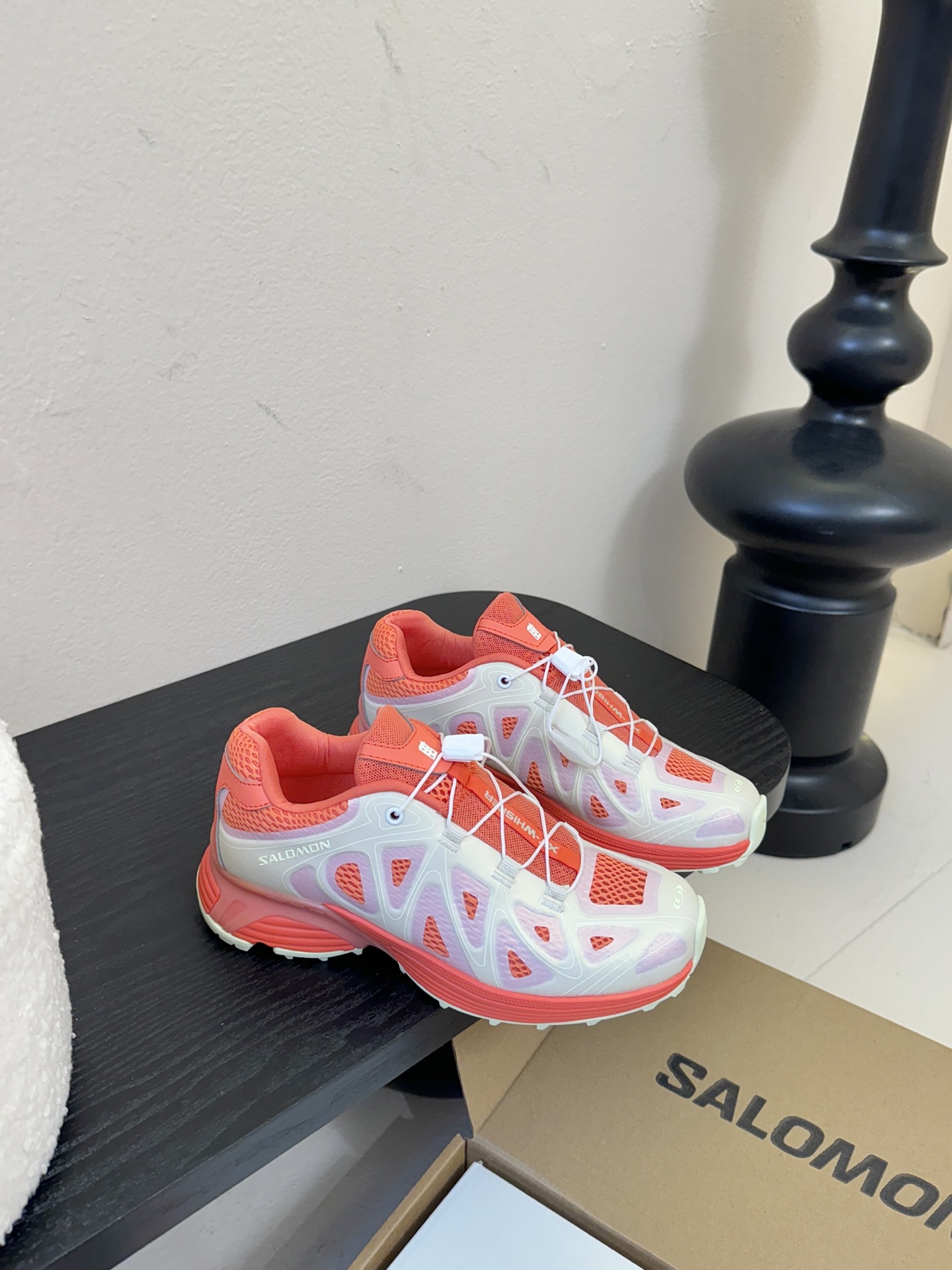 Salomo*25SS新款XT Whisper潮流运动鞋融合户外功能性与都市潮流感，采用标志性的流线型鞋