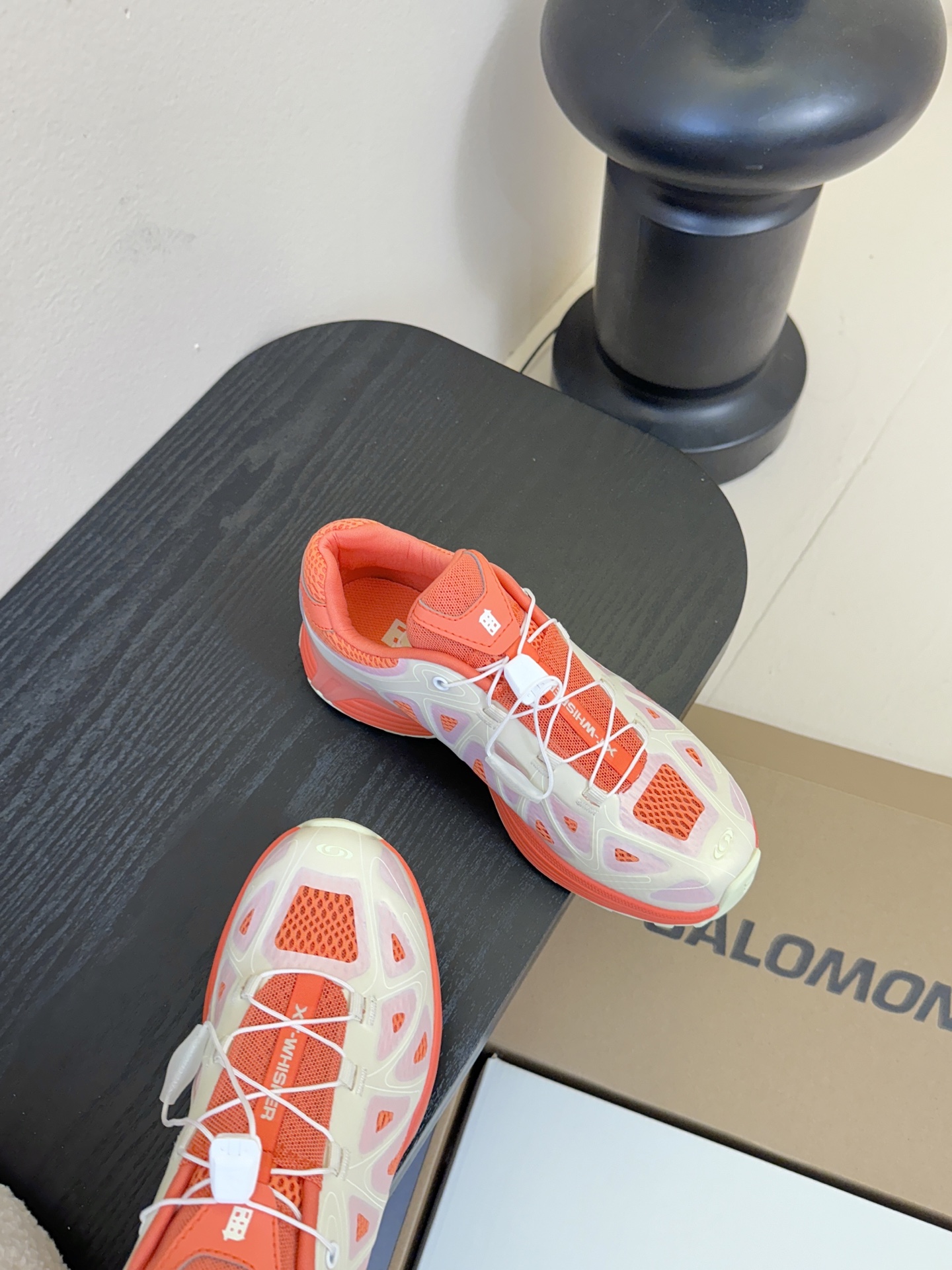 Salomo*25SS新款XT Whisper潮流运动鞋融合户外功能性与都市潮流感，采用标志性的流线型鞋