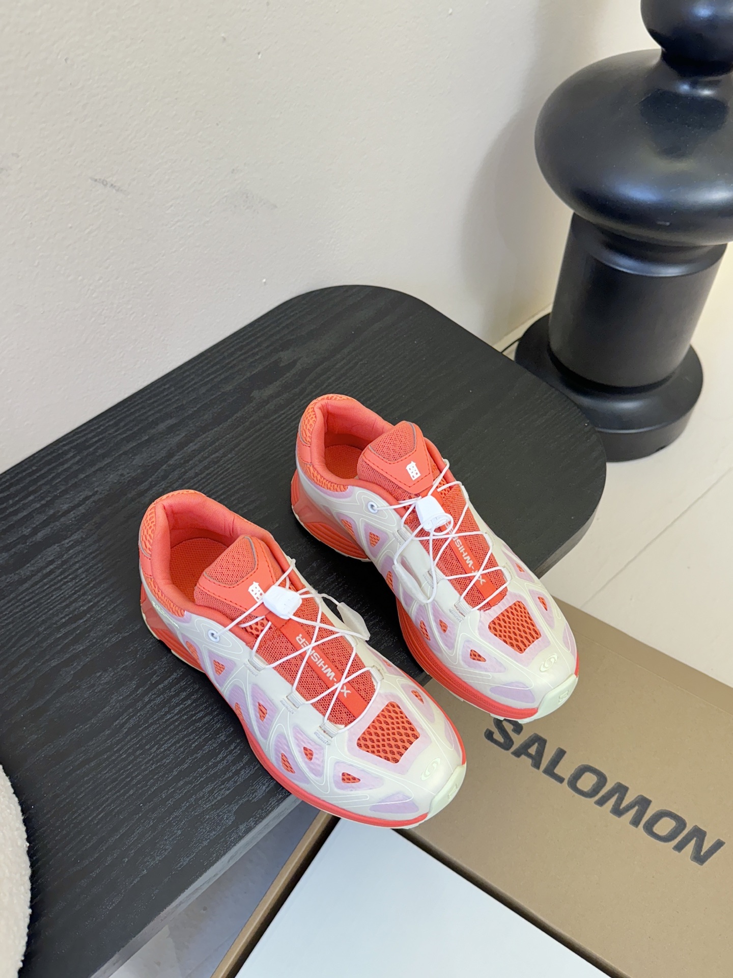 Salomo*25SS新款XT Whisper潮流运动鞋融合户外功能性与都市潮流感，采用标志性的流线型鞋