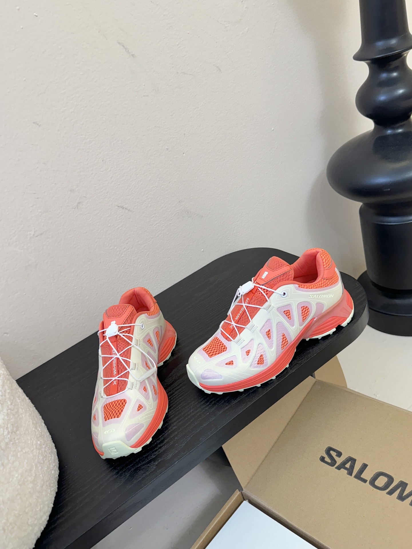 Salomo*25SS新款XT Whisper潮流运动鞋融合户外功能性与都市潮流感，采用标志性的流线型鞋