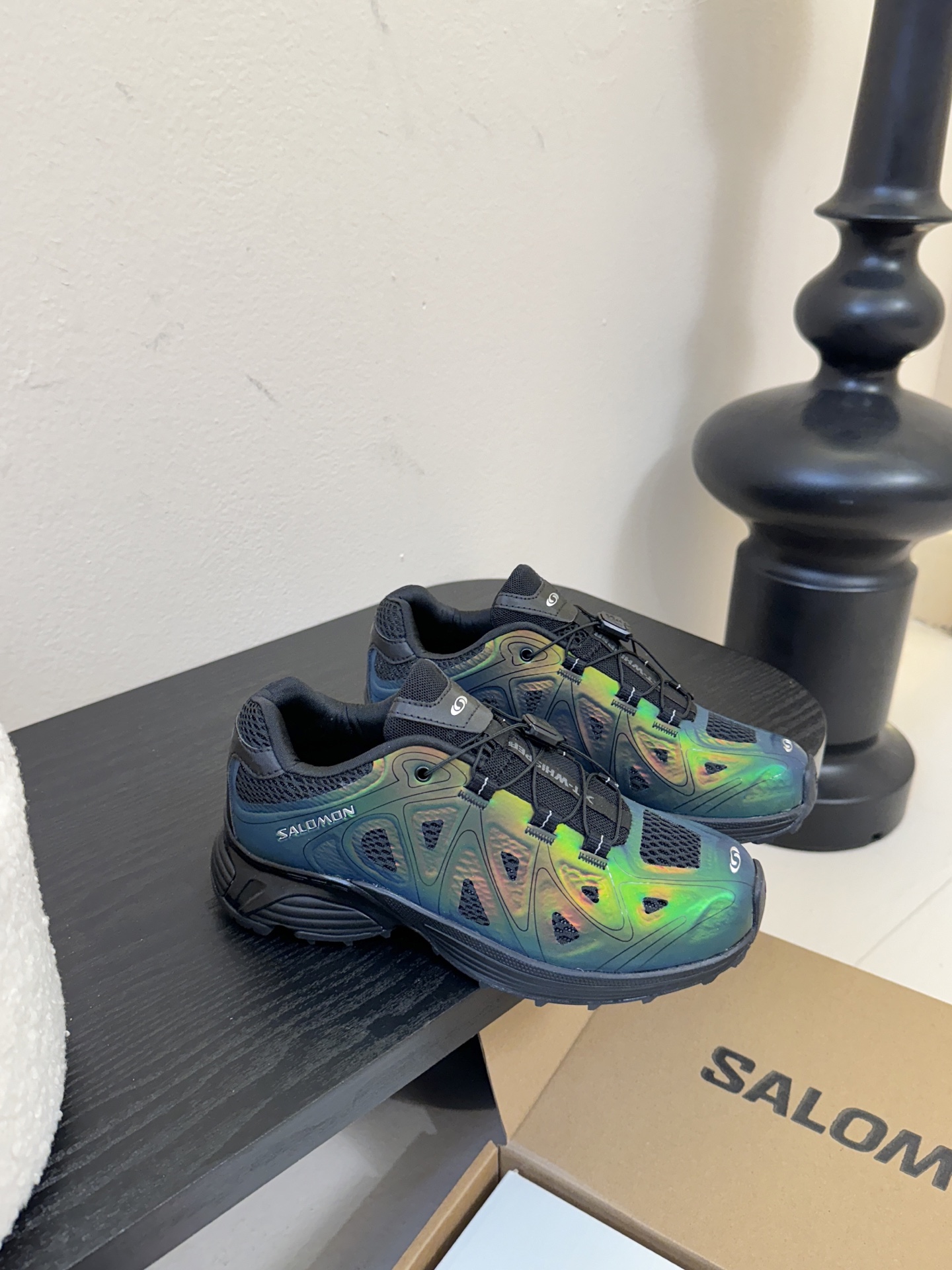 Salomo*25SS新款XT Whisper潮流运动鞋融合户外功能性与都市潮流感，采用标志性的流线型鞋