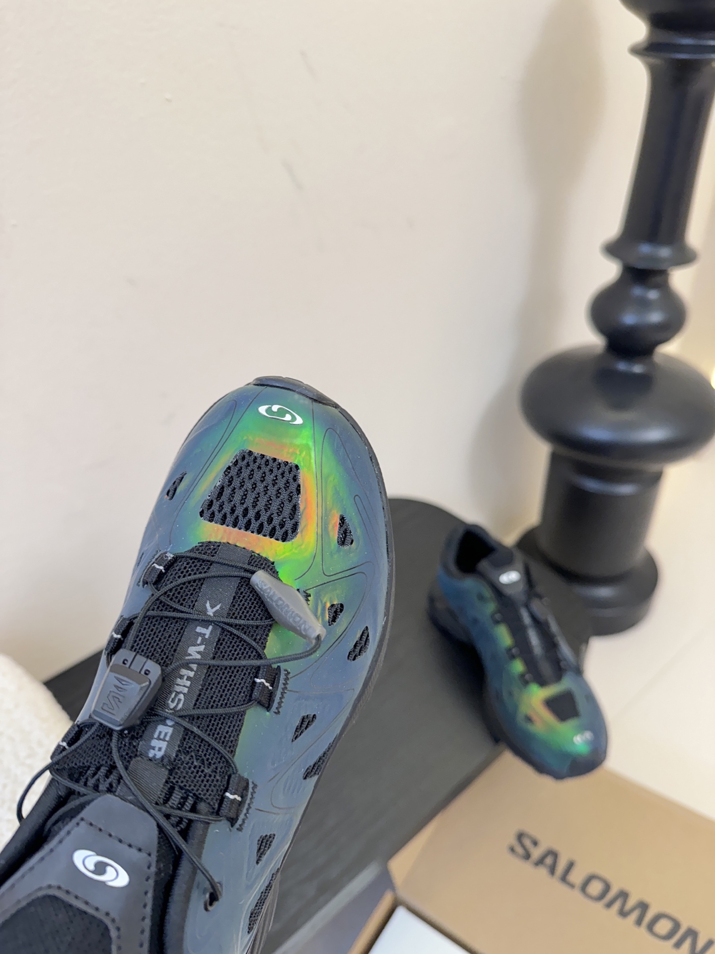 Salomo*25SS新款XT Whisper潮流运动鞋融合户外功能性与都市潮流感，采用标志性的流线型鞋