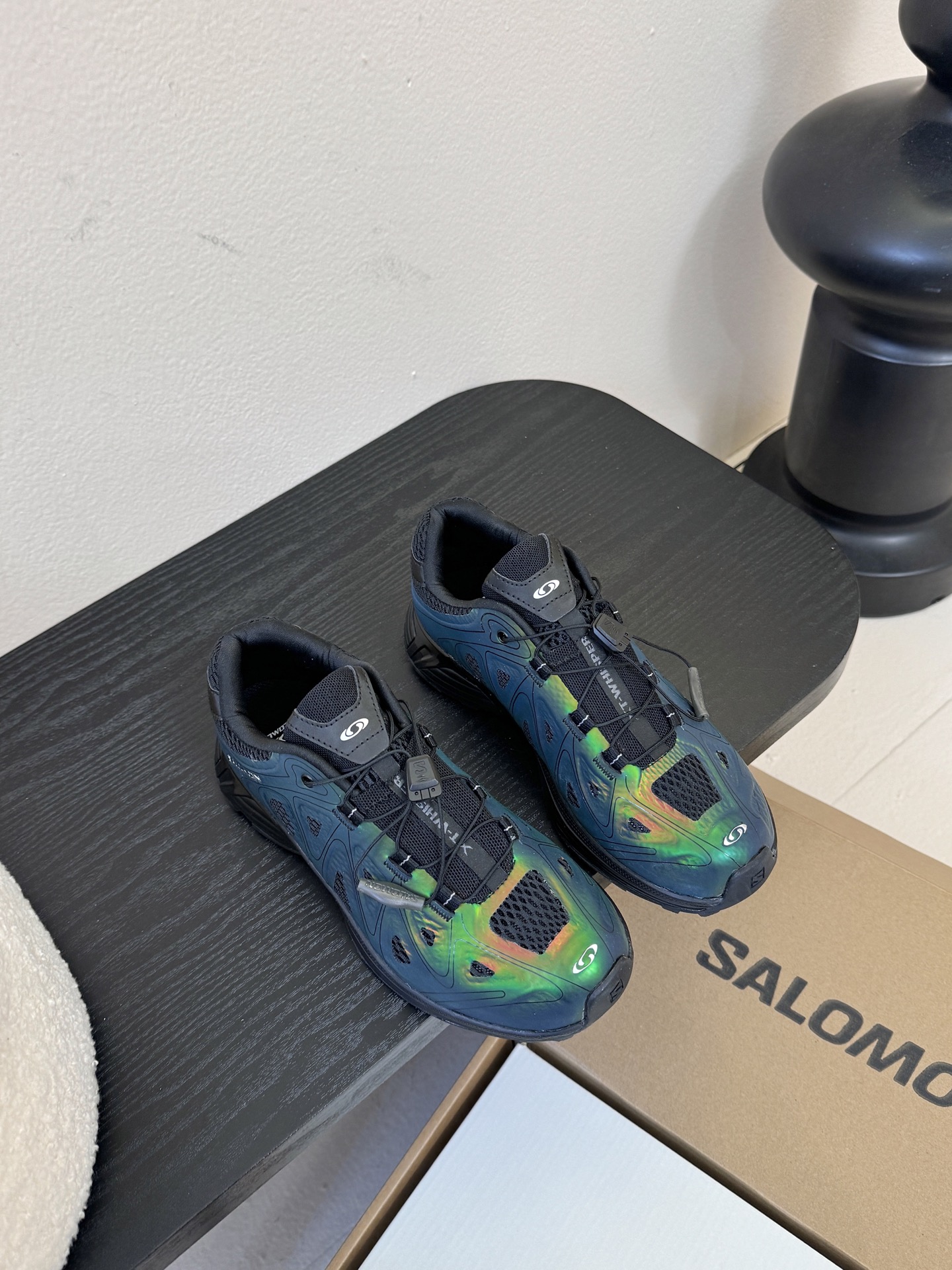 NO:559231,Salomo*25SS new XT Whisper trendy sports shoes combine outdoor functionality and urban trend. They adopt an iconic streamlined shoe body design and a large area of breathable mesh structure, which combines visual tension and practicality. The shoelace system is highly recognizable and adds avant-garde functional elements to the overall shape.  Inheriting Salomon's technical advantages in the outdoor field, the midsole has good cushioning and support, suitable for daily walking, light sports and other scenes; the upper material is wear-resistant and breathable, and can meet the wearing needs in a variety of environments. Imported upper technology, mesh lining, outsole, rubber outsole SIZE35-41, casual shoes/sports shoes, sneakers19860909Salomo*25SS新款XT Whisper潮流运动鞋 融合户外功能性与都市潮流感,采用标志性的流线型鞋身设计,搭配大面积的透气网面结构,兼具视觉张力与实用性；鞋带系统极具辨识度,为整体造型增添了前卫的机能风元素. 继承了萨洛蒙在户外领域的技术优势,中底具备良好的缓震与支撑性,适合日常行走、轻度运动等场景；鞋面材质耐磨且透气,能应对多种环境下的穿着需求. 鞋面进口工艺 内里网布 大底橡胶大底 SIZE35-41,休闲鞋/运动鞋,sneakers,Women's Shoes