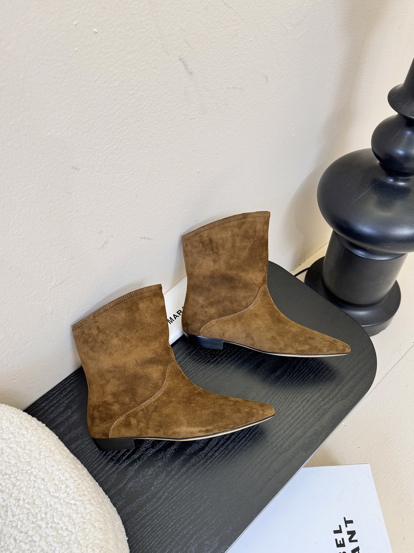 ISABEL MARANT AW 秋冬经典复古短靴西部风裸靴主宰 24SS秀场，牛仔靴无疑是历久弥新的其