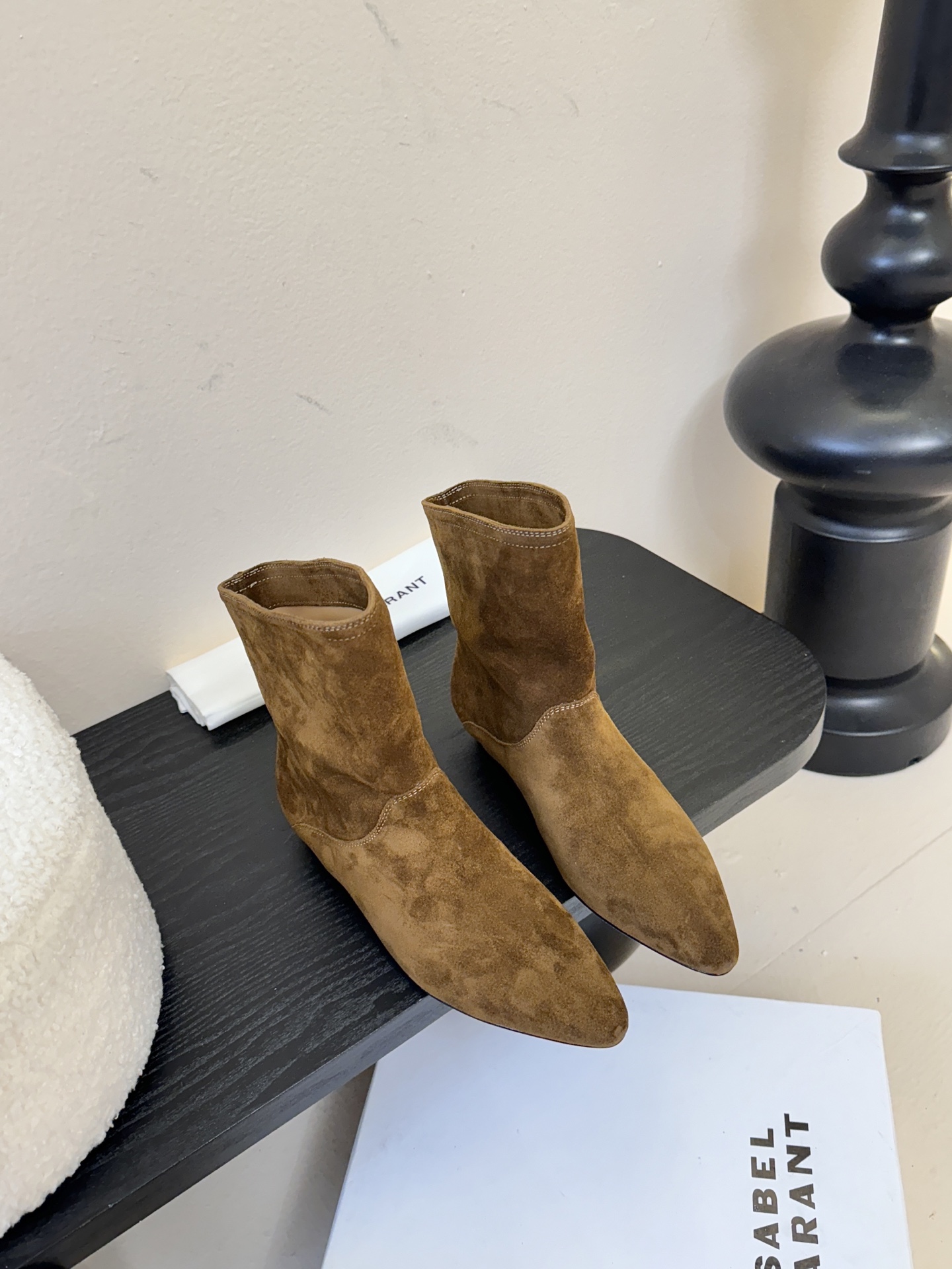 ISABEL MARANT AW 秋冬经典复古短靴西部风裸靴主宰 24SS秀场，牛仔靴无疑是历久弥新的其