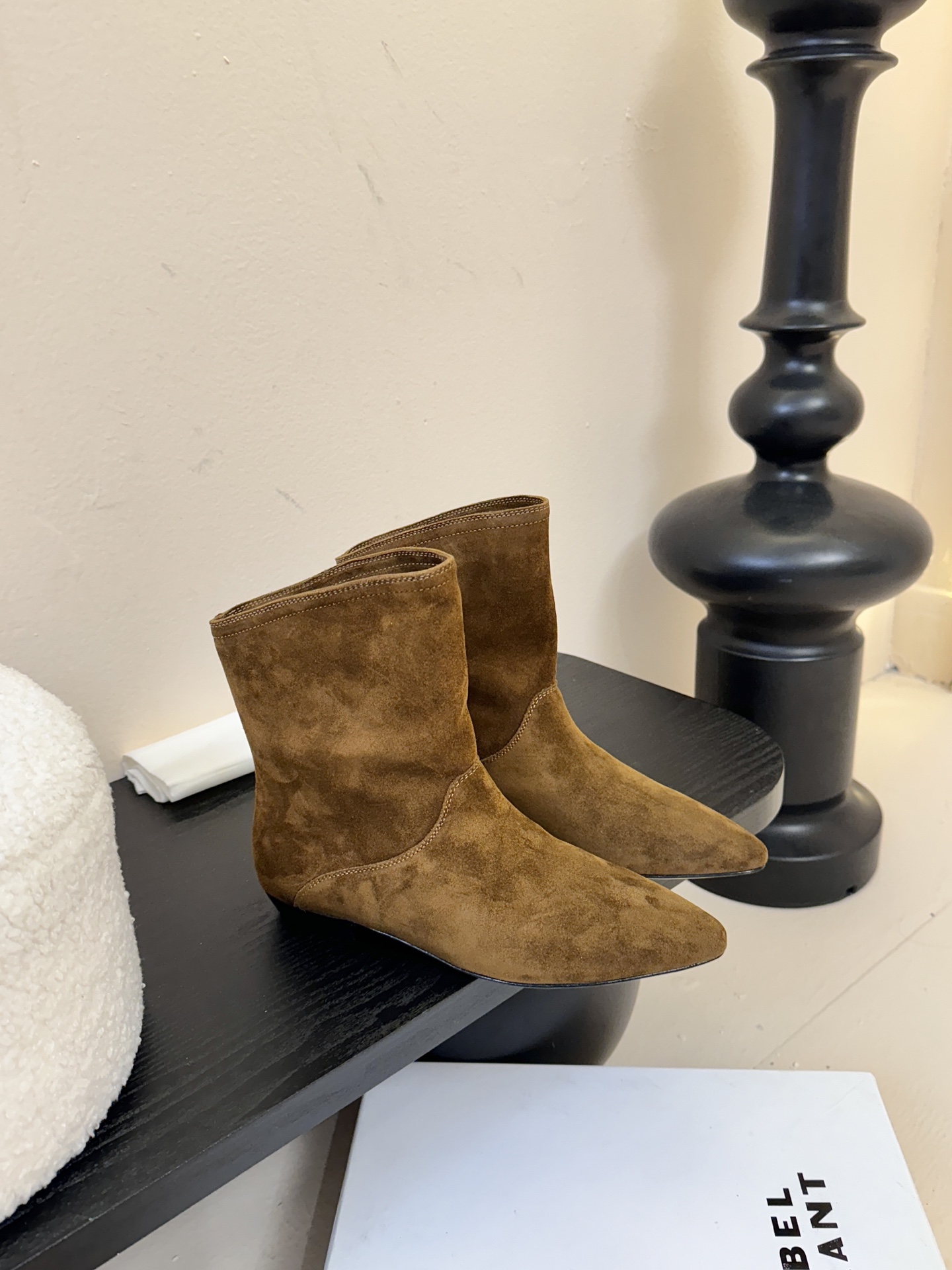 ISABEL MARANT AW 秋冬经典复古短靴西部风裸靴主宰 24SS秀场，牛仔靴无疑是历久弥新的其