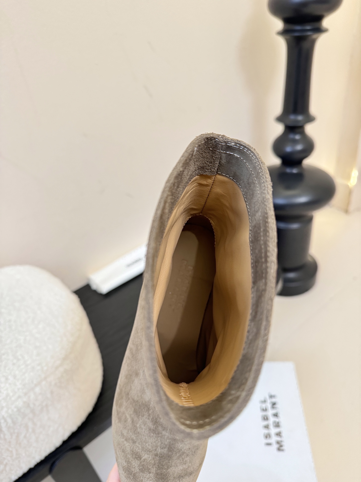 ISABEL MARANT AW 秋冬经典复古短靴西部风裸靴主宰 24SS秀场，牛仔靴无疑是历久弥新的其