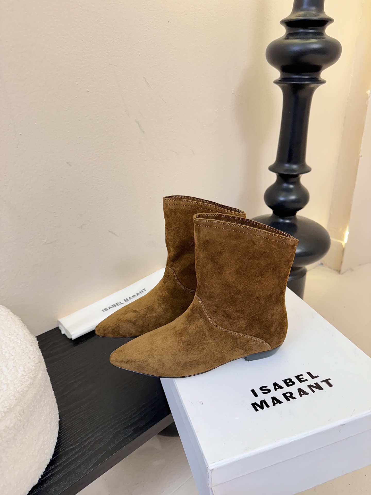 ISABEL MARANT AW 秋冬经典复古短靴西部风裸靴主宰 24SS秀场，牛仔靴无疑是历久弥新的其