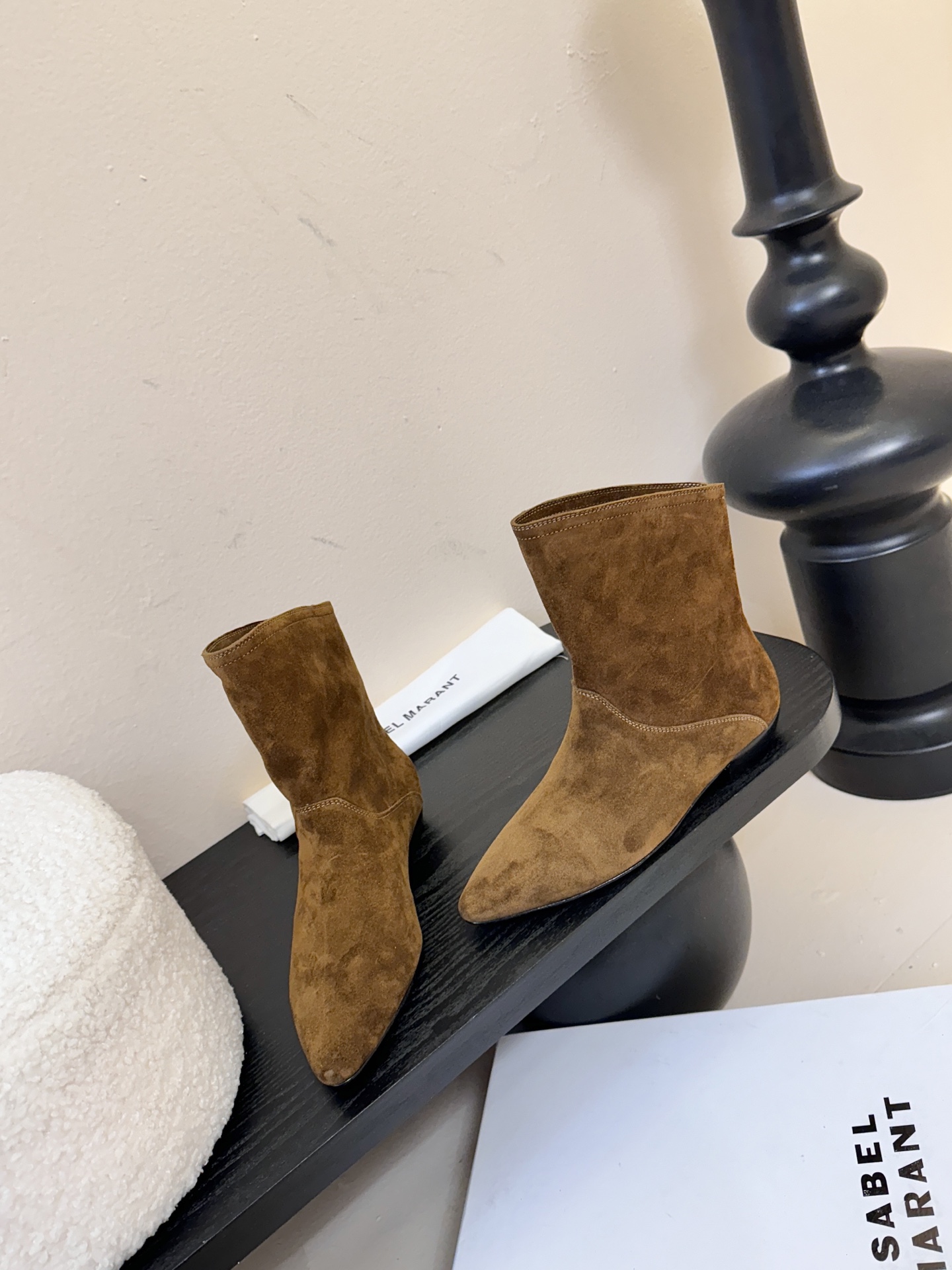 ISABEL MARANT AW 秋冬经典复古短靴西部风裸靴主宰 24SS秀场，牛仔靴无疑是历久弥新的其