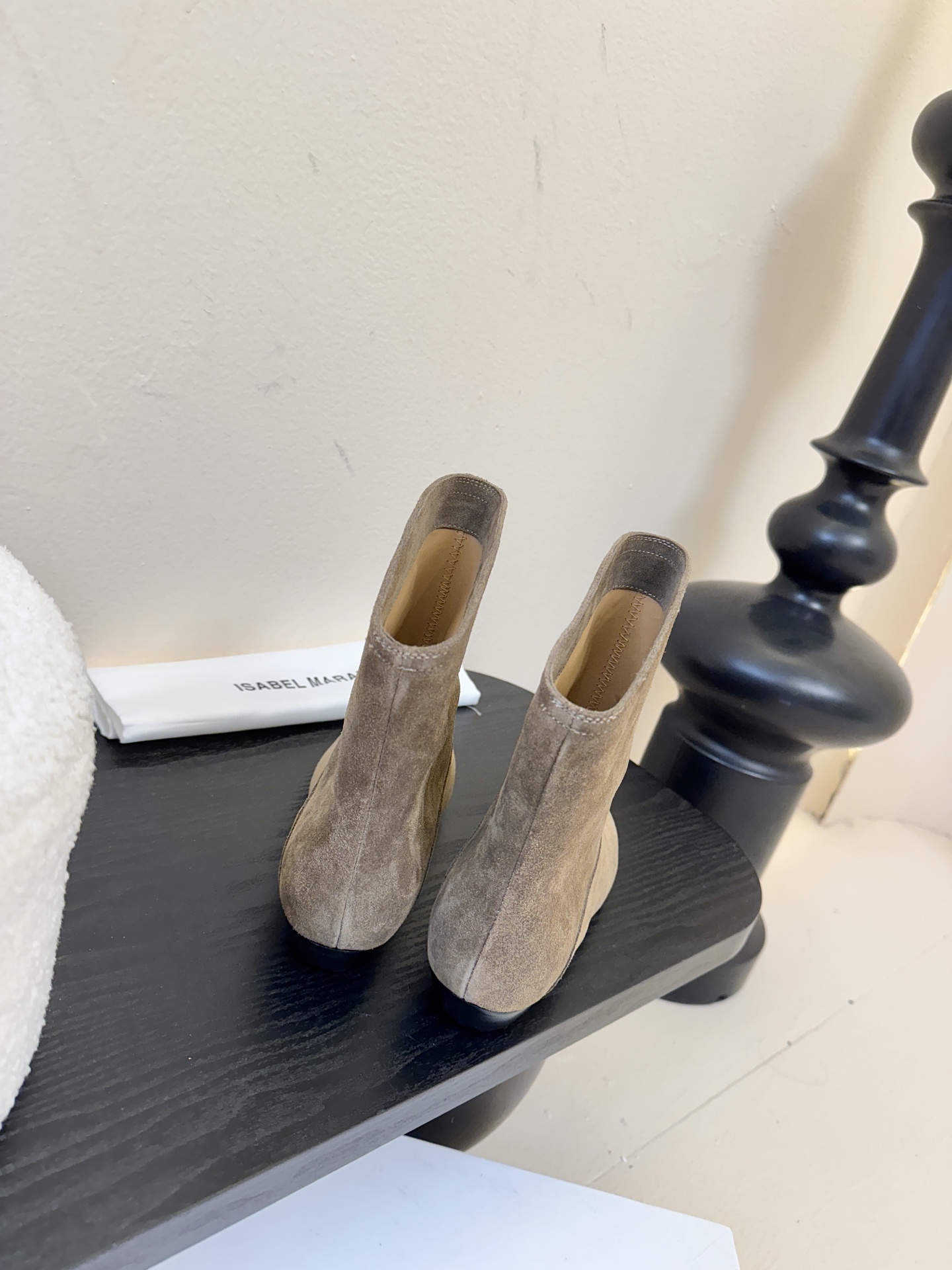 ISABEL MARANT AW 秋冬经典复古短靴西部风裸靴主宰 24SS秀场，牛仔靴无疑是历久弥新的其