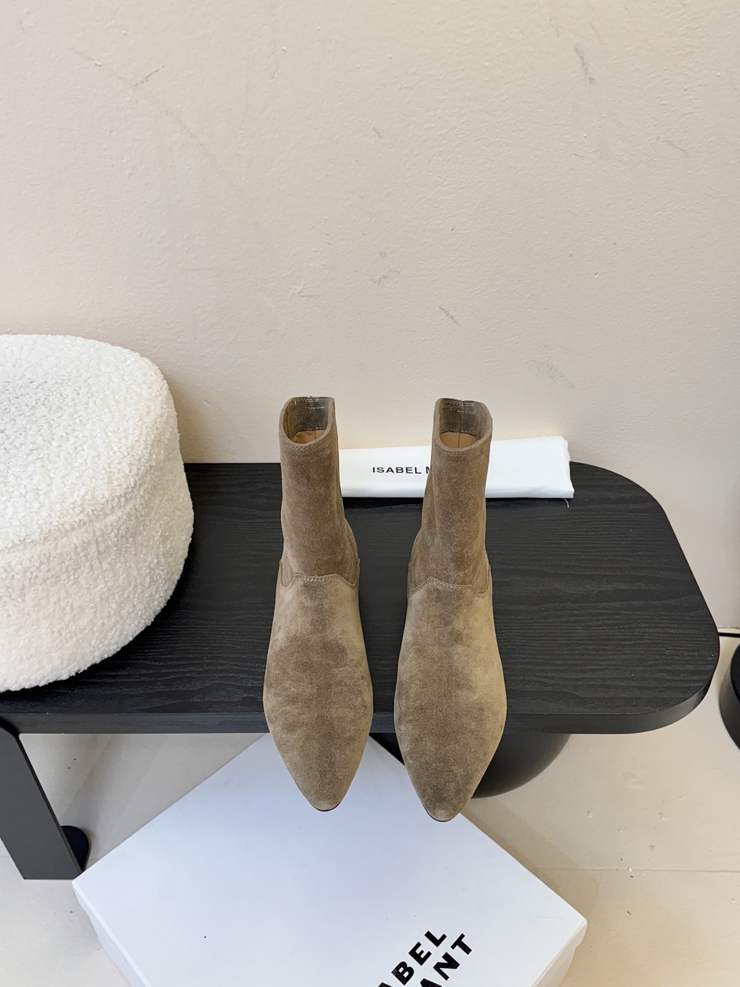 ISABEL MARANT AW 秋冬经典复古短靴西部风裸靴主宰 24SS秀场，牛仔靴无疑是历久弥新的其