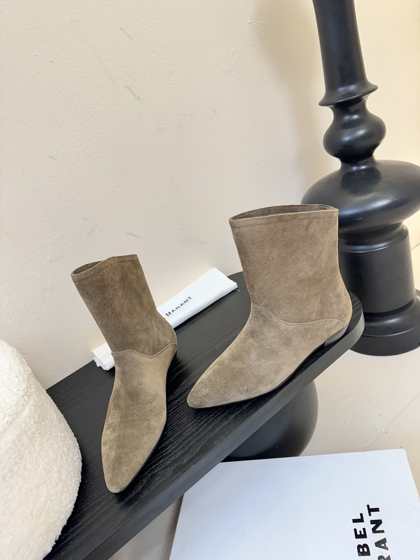 ISABEL MARANT AW 秋冬经典复古短靴西部风裸靴主宰 24SS秀场，牛仔靴无疑是历久弥新的其