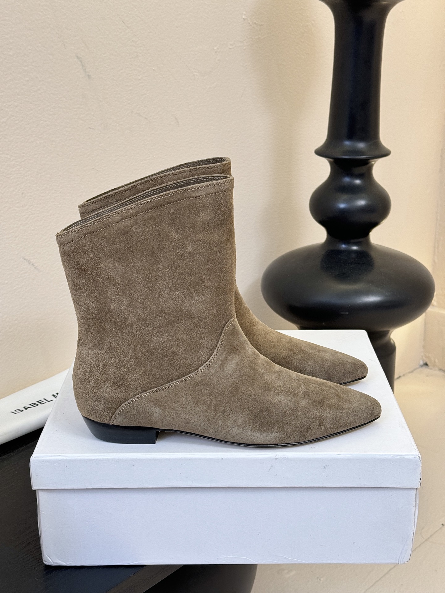 ISABEL MARANT AW 秋冬经典复古短靴西部风裸靴主宰 24SS秀场，牛仔靴无疑是历久弥新的其