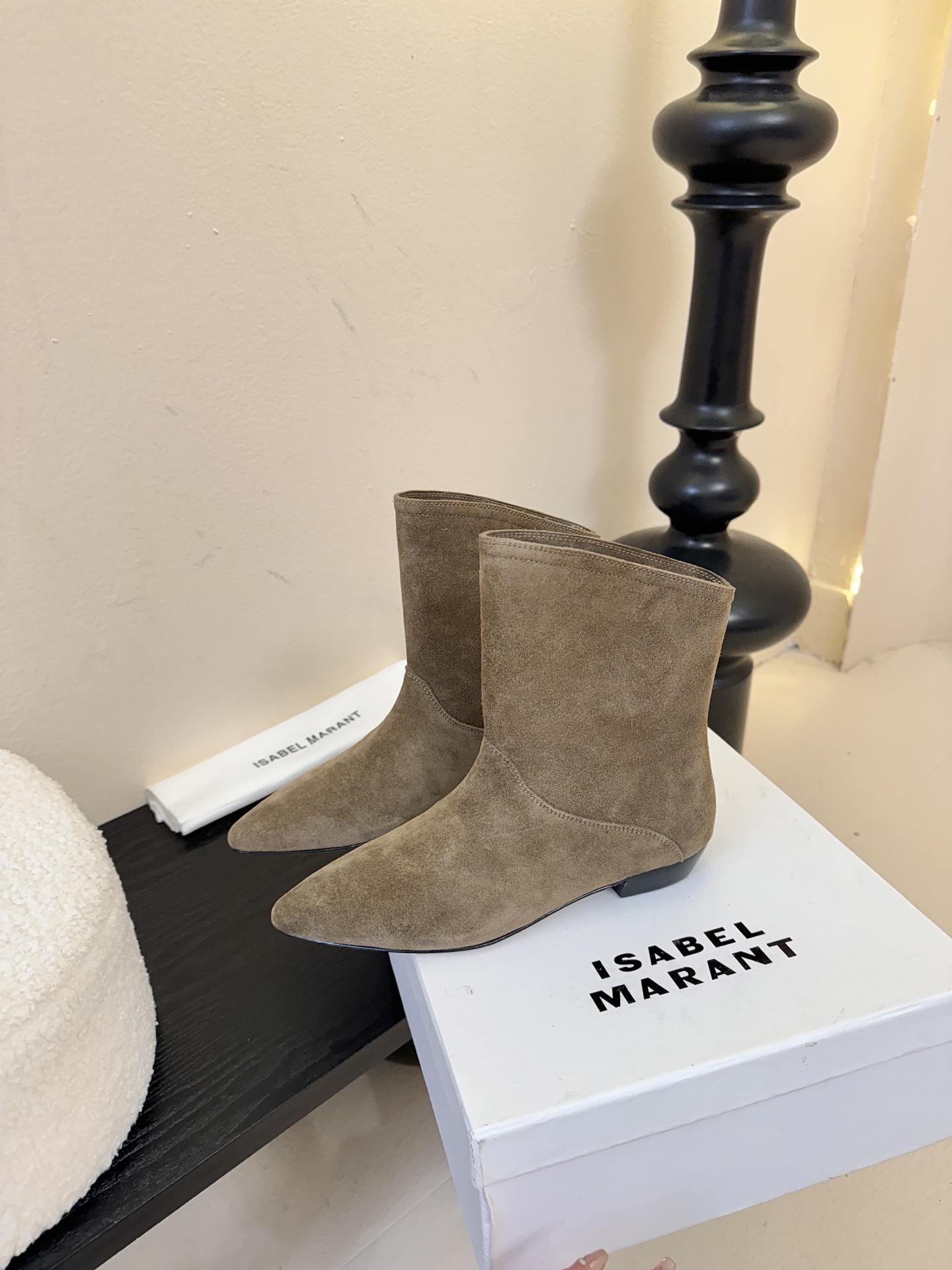 ISABEL MARANT AW 秋冬经典复古短靴西部风裸靴主宰 24SS秀场，牛仔靴无疑是历久弥新的其