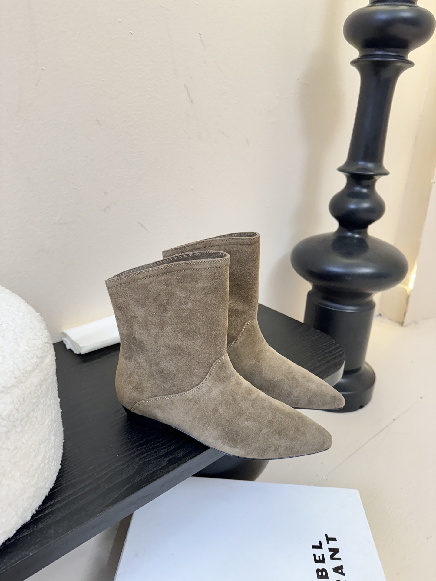 ISABEL MARANT AW 秋冬经典复古短靴西部风裸靴主宰 24SS秀场，牛仔靴无疑是历久弥新的其