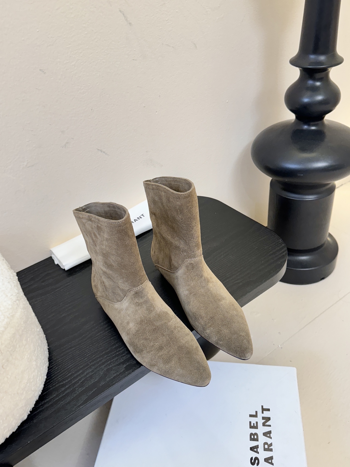 ISABEL MARANT AW 秋冬经典复古短靴西部风裸靴主宰 24SS秀场，牛仔靴无疑是历久弥新的其