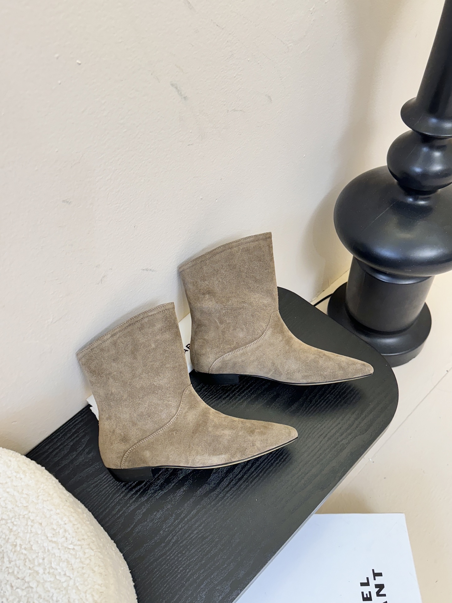 ISABEL MARANT AW 秋冬经典复古短靴西部风裸靴主宰 24SS秀场，牛仔靴无疑是历久弥新的其