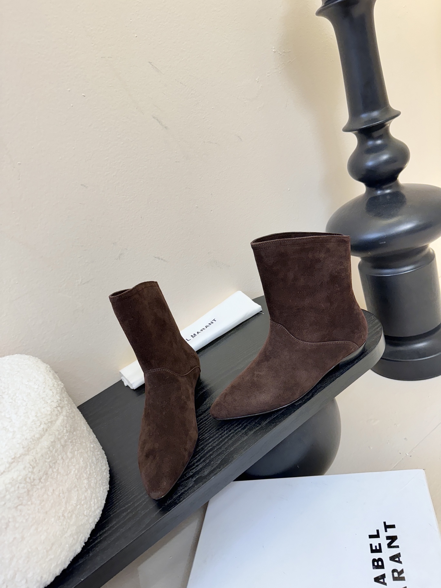 ISABEL MARANT AW 秋冬经典复古短靴西部风裸靴主宰 24SS秀场，牛仔靴无疑是历久弥新的其