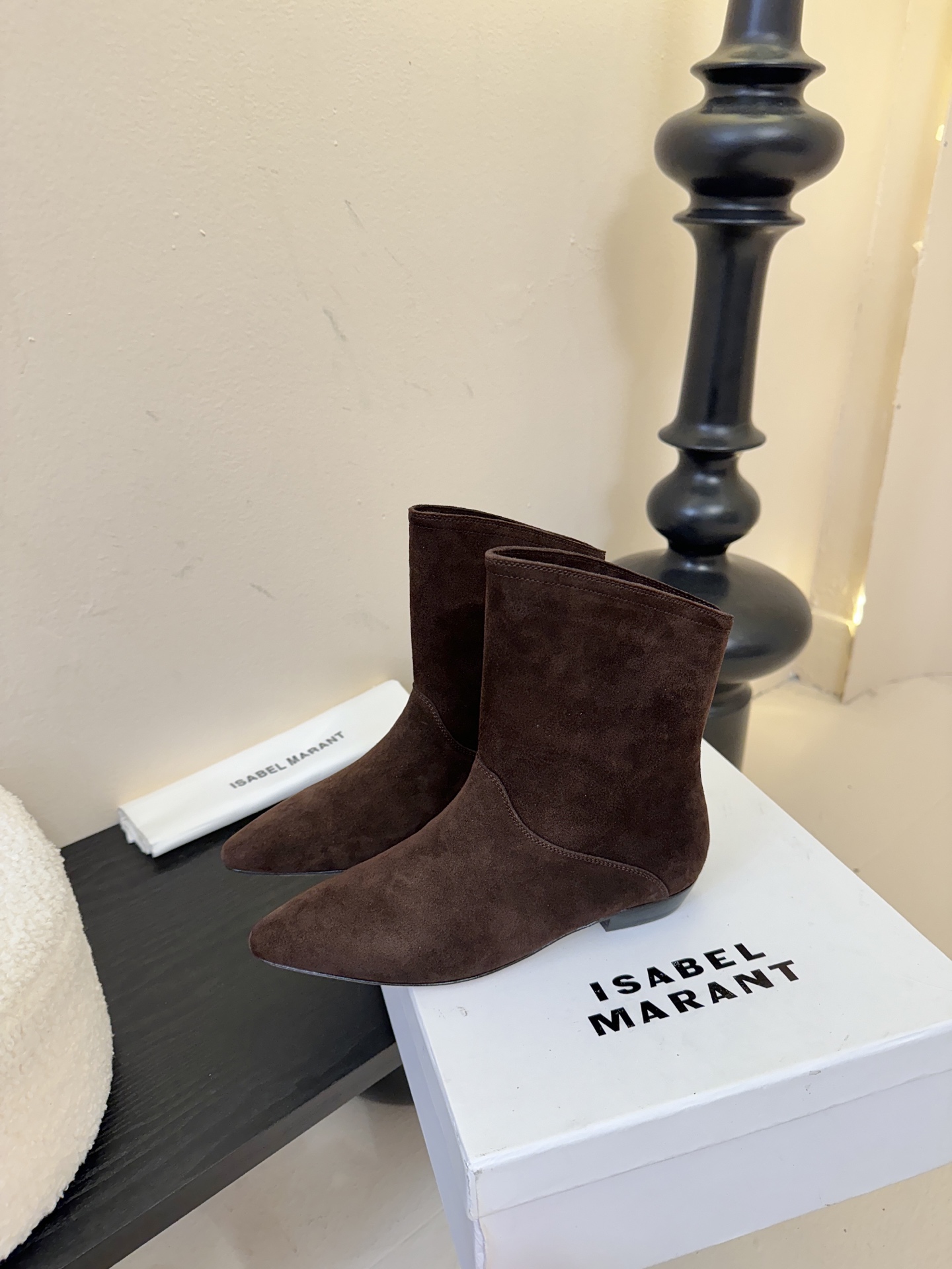 ISABEL MARANT AW 秋冬经典复古短靴西部风裸靴主宰 24SS秀场，牛仔靴无疑是历久弥新的其