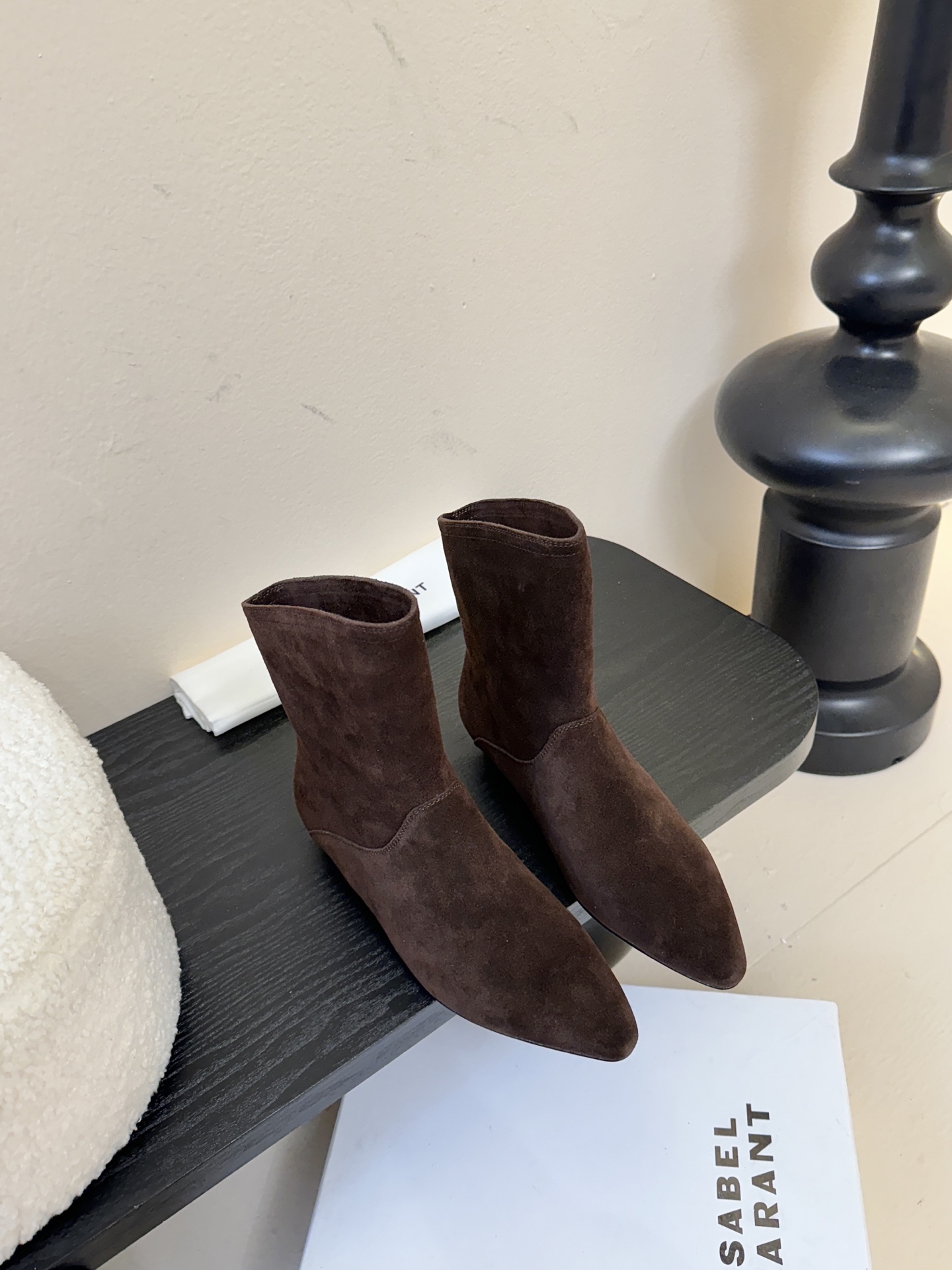 ISABEL MARANT AW 秋冬经典复古短靴西部风裸靴主宰 24SS秀场，牛仔靴无疑是历久弥新的其