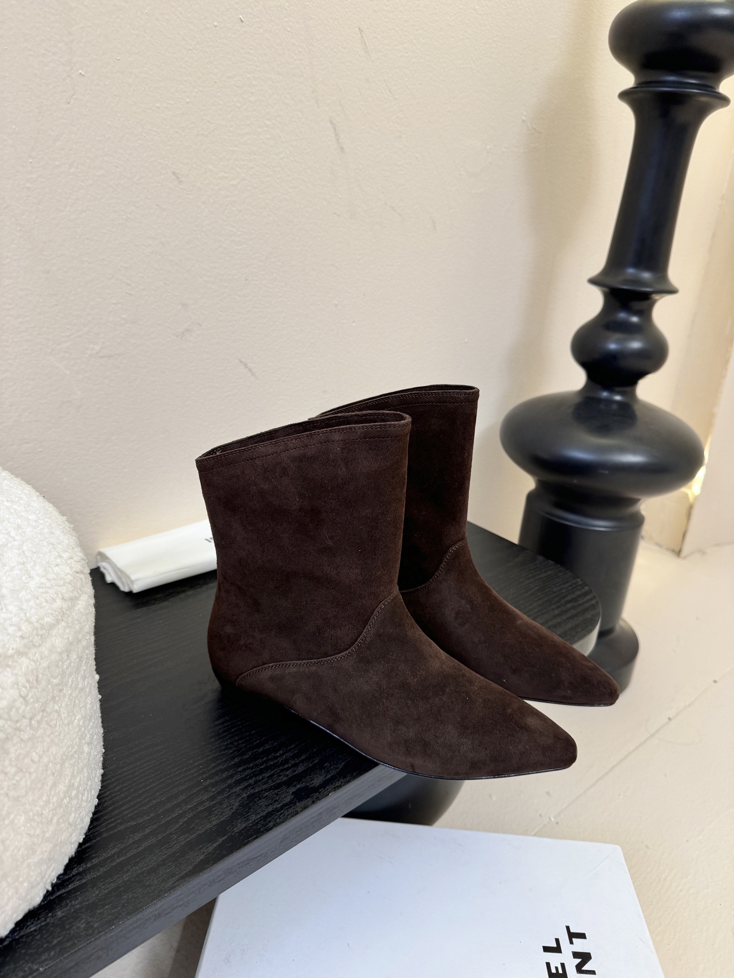 ISABEL MARANT AW 秋冬经典复古短靴西部风裸靴主宰 24SS秀场，牛仔靴无疑是历久弥新的其