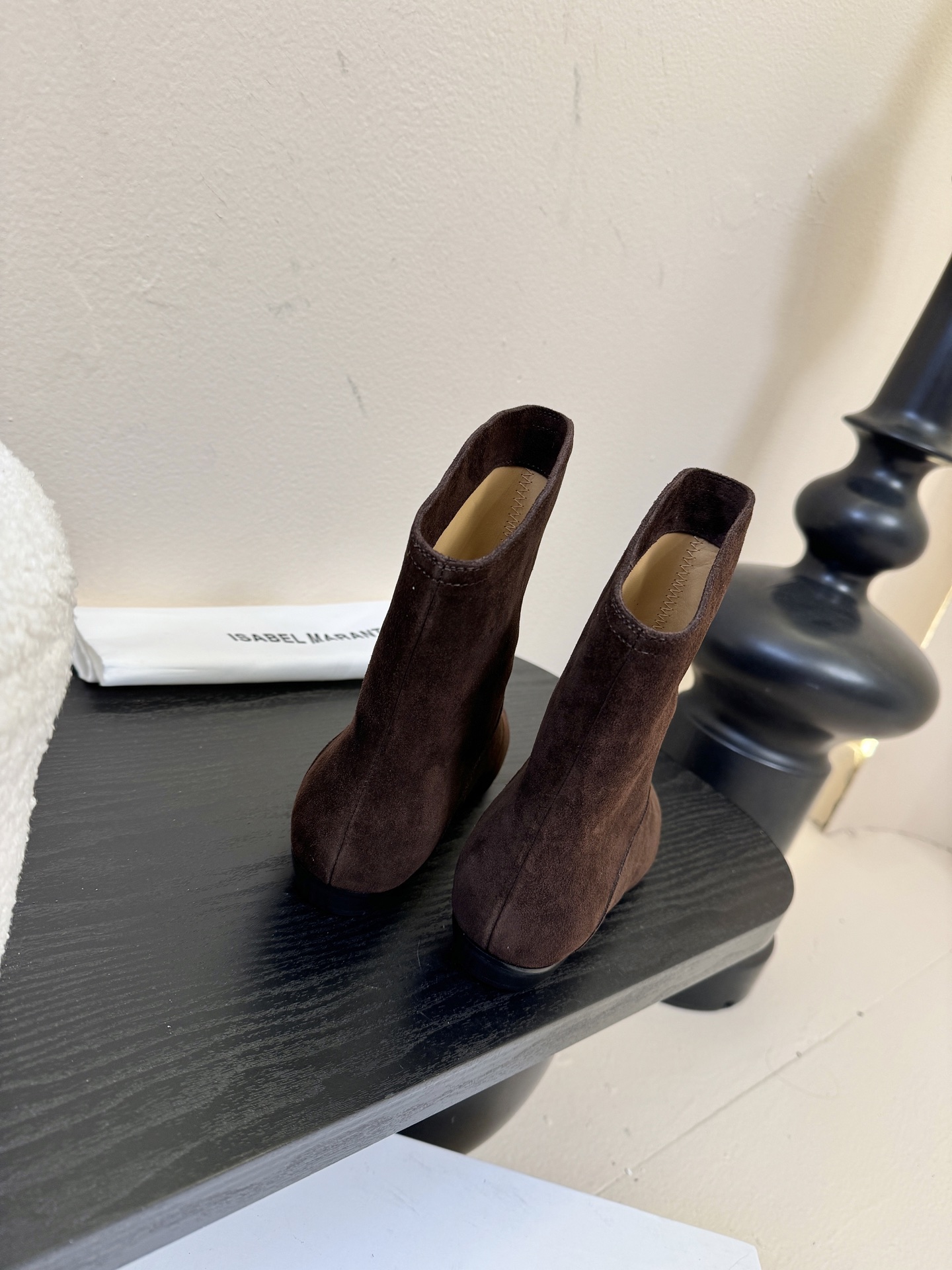 ISABEL MARANT AW 秋冬经典复古短靴西部风裸靴主宰 24SS秀场，牛仔靴无疑是历久弥新的其