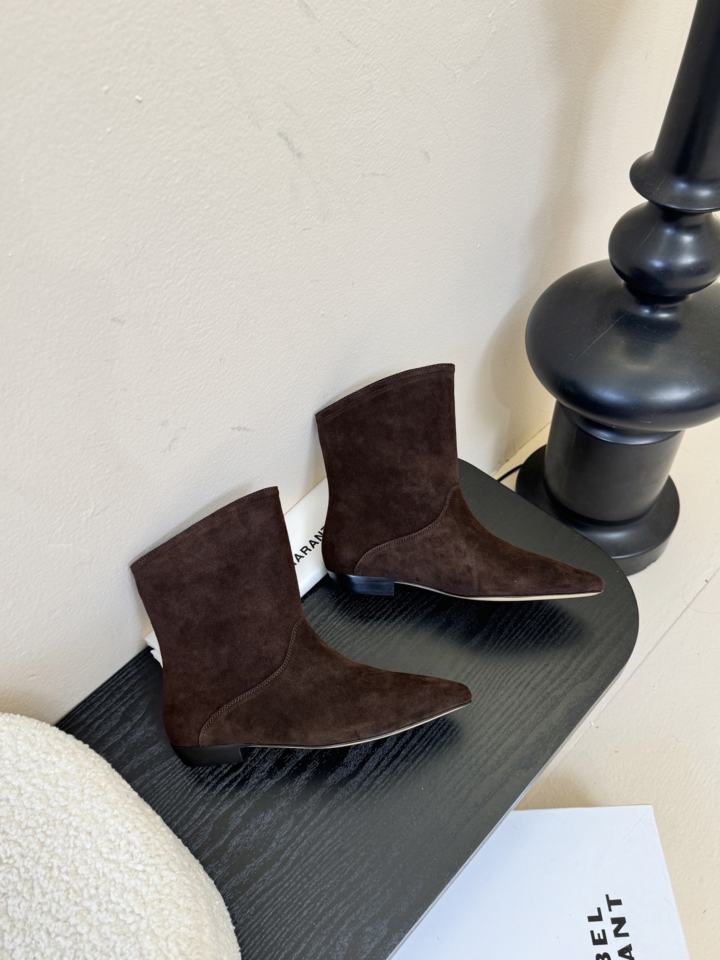 ISABEL MARANT AW 秋冬经典复古短靴西部风裸靴主宰 24SS秀场，牛仔靴无疑是历久弥新的其