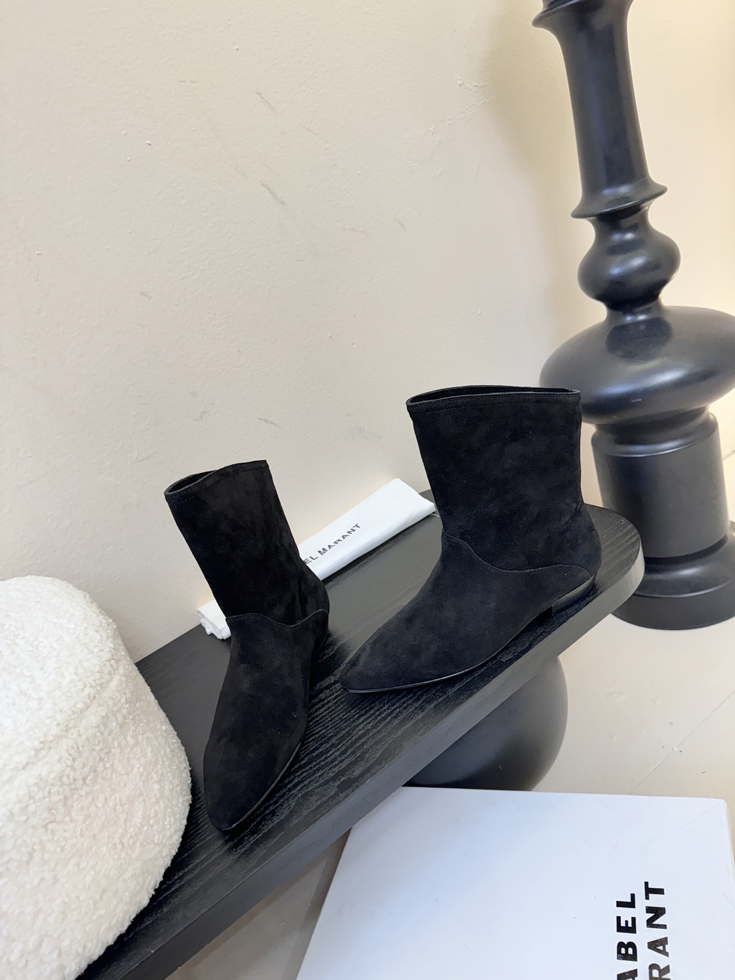 ISABEL MARANT AW 秋冬经典复古短靴西部风裸靴主宰 24SS秀场，牛仔靴无疑是历久弥新的其