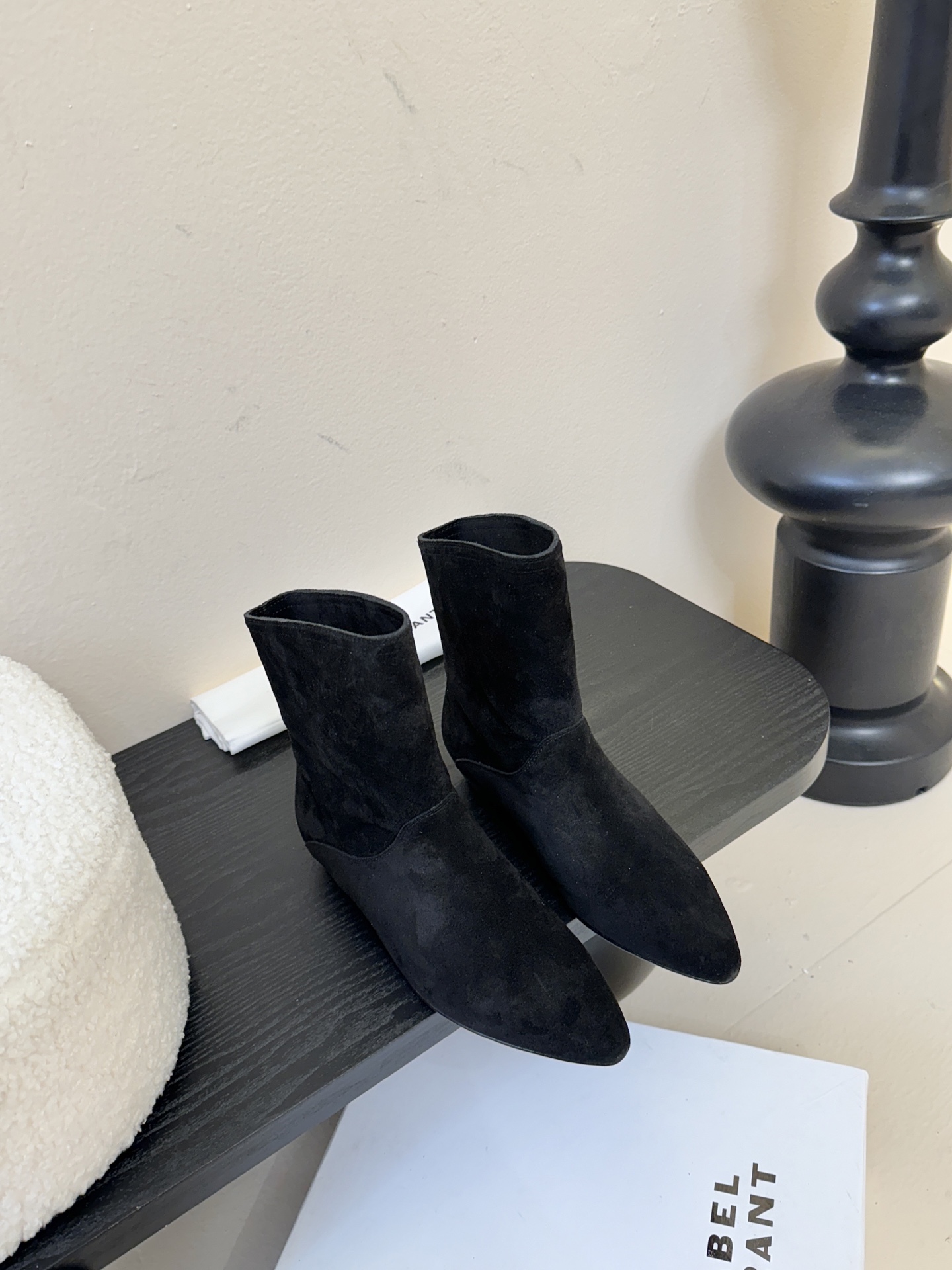 NO:559478,ISABEL MARANT AW Autumn and winter classic retro short boots. Western-style bare boots dominate the 24SS show. Cowboy boots are undoubtedly one of the timeless shoe styles, and the autumn and winter series of boots are outstanding classics. Major ins fashion bloggers basically have this style. There are various combinations for domestic Internet celebrities. It is definitely worth buying, buy!  You can’t go wrong!  The fabric is made of original customized cowhide suede, the original matching color cowhide lining, Italian genuine leather outsole, size 35-40 (40 customization is non-returnable), boots, boots, cowhide, Leather soles19860909ISABEL MARANT AW 秋冬经典复古短靴 西部风裸靴主宰 24SS秀场,牛仔靴无疑是历久弥新的其一鞋款,而秋冬系列靴履则是超脱经典的出色之作 各大ins时尚博主基本人手必入款 随便国内网红都有各种搭配 绝对值得购入,买！绝对不会有错！ 面料采用原版定制牛反绒 原版一致对色牛皮内里 意大利真皮大底 码数35-40（40定制不退换）,靴子,boots,cowhide,Leather soles,Women's Shoes