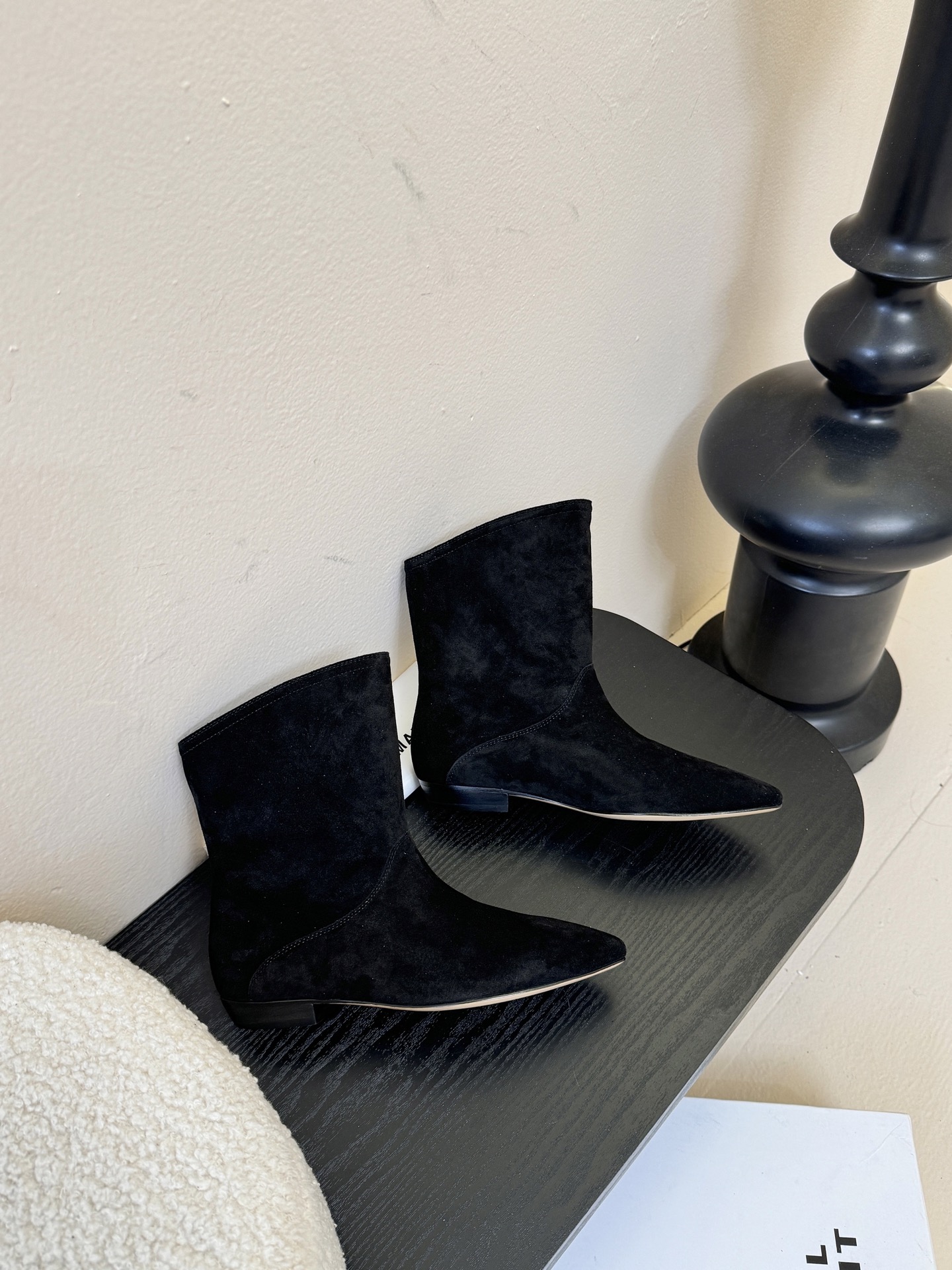 ISABEL MARANT AW 秋冬经典复古短靴西部风裸靴主宰 24SS秀场，牛仔靴无疑是历久弥新的其