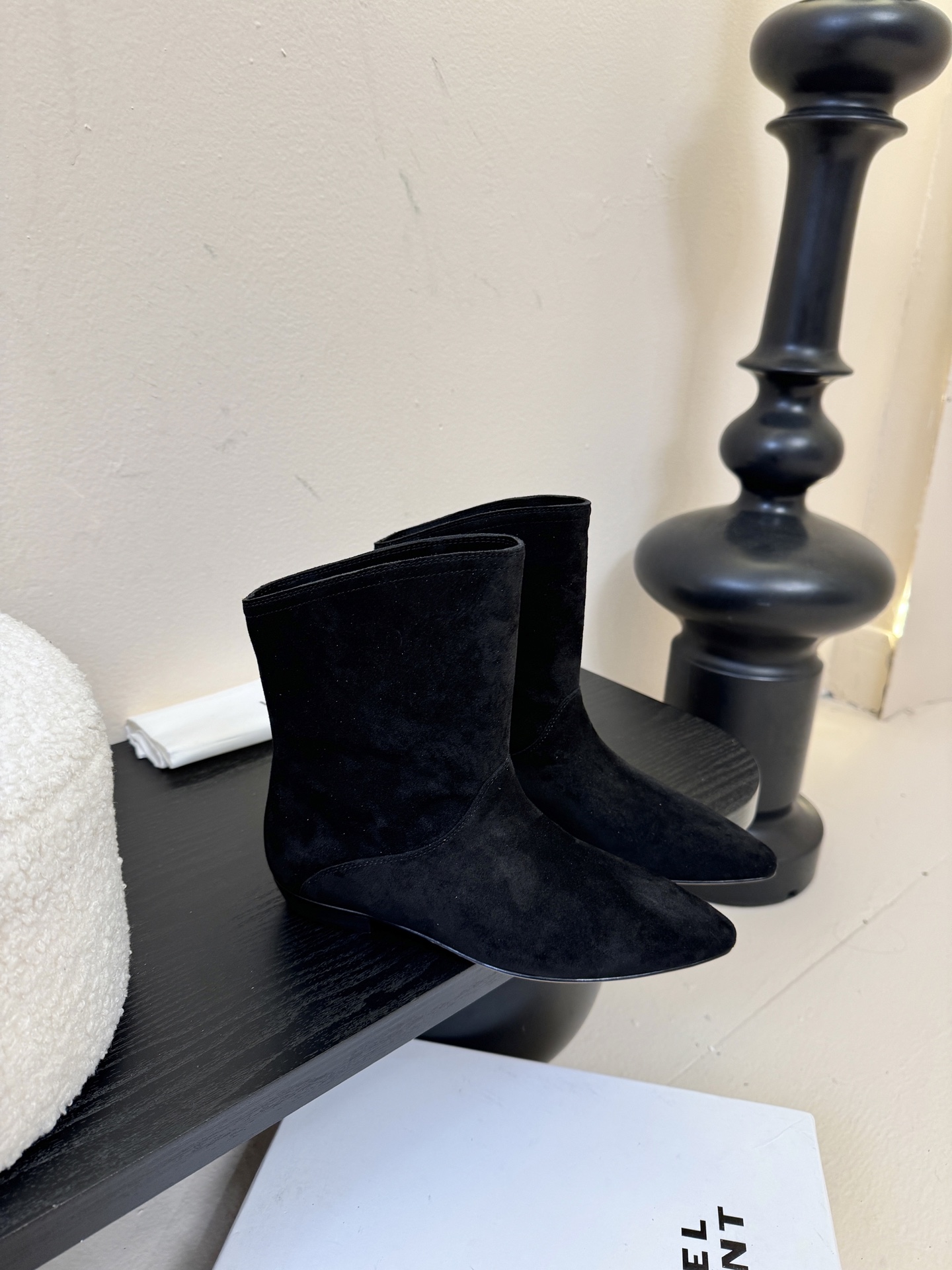 ISABEL MARANT AW 秋冬经典复古短靴西部风裸靴主宰 24SS秀场，牛仔靴无疑是历久弥新的其