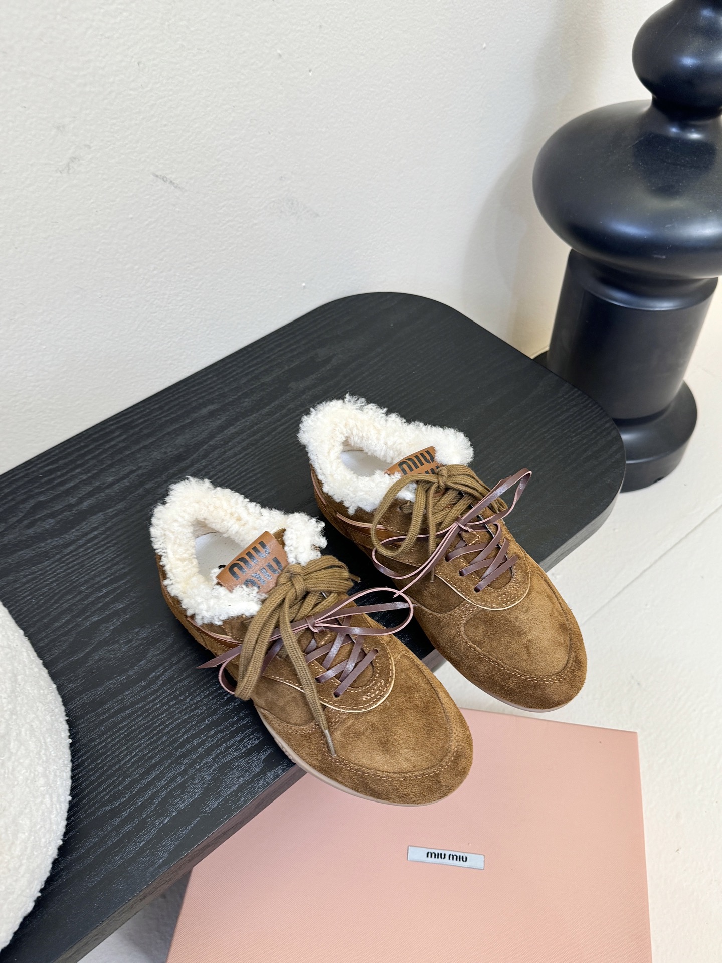 NO:561581,Maoli miumiu x New Balanc* sneakers. Exclusive new colors. New mesh. Love it so much. Double shoelace design. Pay attention to the shoelaces!  !  The original version is navy blue, not black!  !  Stop looking at pictures and making prints!  So cool!  A new joint project with New Balance was exposed at the show. It is designed based on 530. The upper is made by Niu Jing and is very textured. The shoelaces use the recently popular double shoelaces. Size 35-40 (40 orders are not returned or exchanged), casual shoes/sports shoes, miumiu, sneakers19860909毛里 miumiu x New Balanc* 运动鞋 独家新增色 新增网面太爱了 双鞋带的设计 鞋带注意！！原版是藏蓝色不是黑色！！杜绝看图打版！酷毙了！大秀上曝光了与New Balance 的全新联名企划 以530为蓝本设计 鞋面牛京打造十分有质感 鞋带采用了最近很流行的双鞋带 Size 35-40 (40订做不退换）,休闲鞋/运动鞋,miumiu,sneakers,Women's Shoes