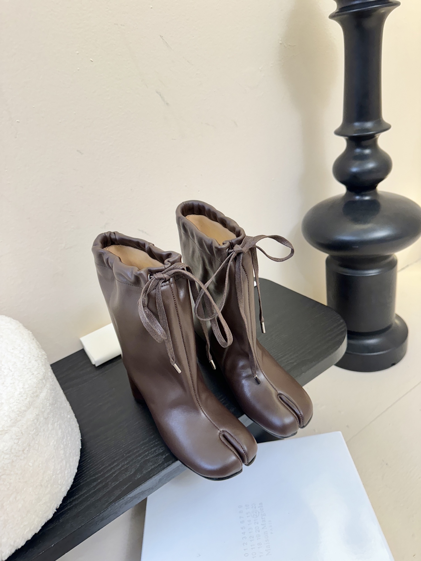 NO:561576,Maison Margiela* drawstring boots, top version. The new drawstring boots make me beautiful. The drawstring design of the boot leg can adjust the width by itself. Natural pleats. It really shows the slim legs. It must be paired with jeans. It is handsome and loose. I really love it. It is not tiring at all when walking. Imported cowhide for the upper. Imported water-dyed cowhide for the lining. Outsole. Imported leather outsole. Size35-39 (40%), boots, boots, jeans, cowhide, Leather soles19860909Maison Margiela* 抽绳靴 顶级版本 新款抽绳靴把我美晕 靴筒抽绳设计可自行调节宽度 自然褶皱 真的很显腿细 一定要搭配牛仔裤 既帅又松弛 真的是超爱 走路一点都不累 鞋面进口牛皮 内里进口水染牛皮 大底进口真皮大底 Size35-39（40定）,靴子,boots,jeans,cowhide,Leather soles,Women's Shoes