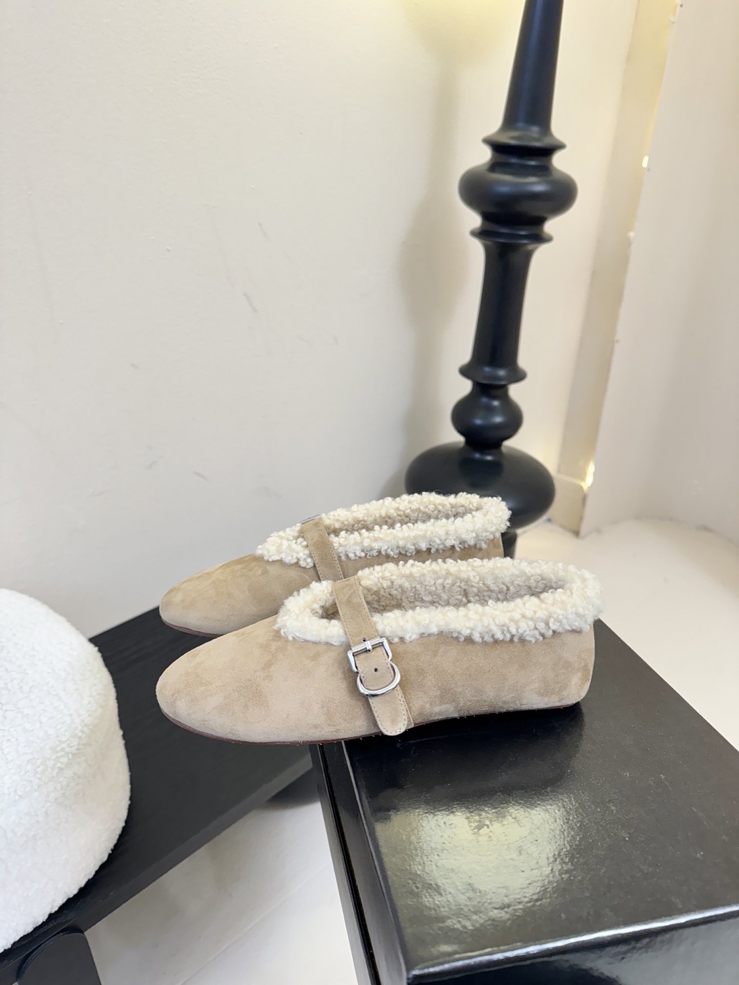 原包装ALAIA 阿莱亚秋冬天真的要来咯！羊羔绒鞋～Alaia奶呼呼的秋冬单品，是谁还没有拥有#Alai