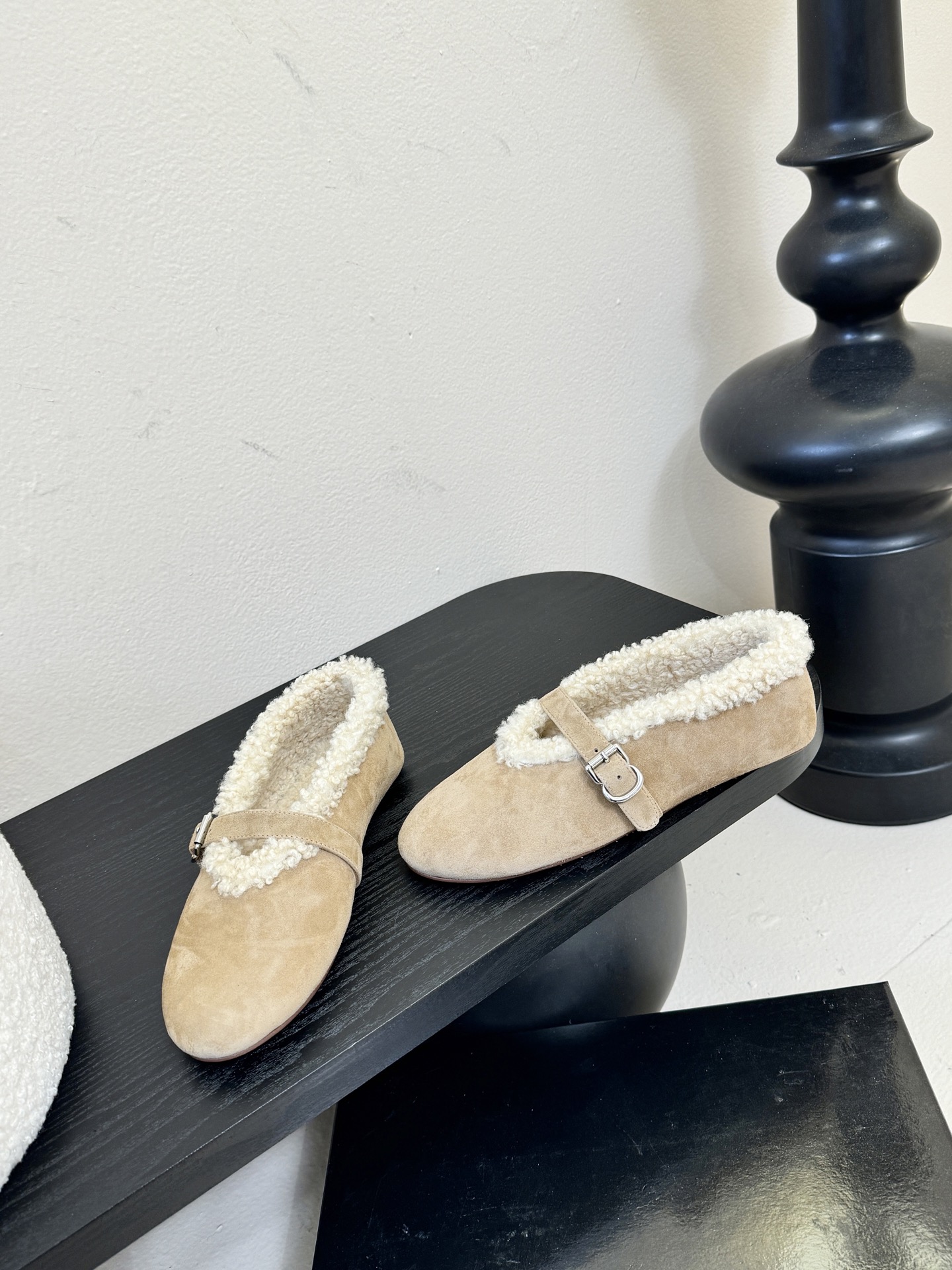 原包装ALAIA 阿莱亚秋冬天真的要来咯！羊羔绒鞋～Alaia奶呼呼的秋冬单品，是谁还没有拥有#Alai