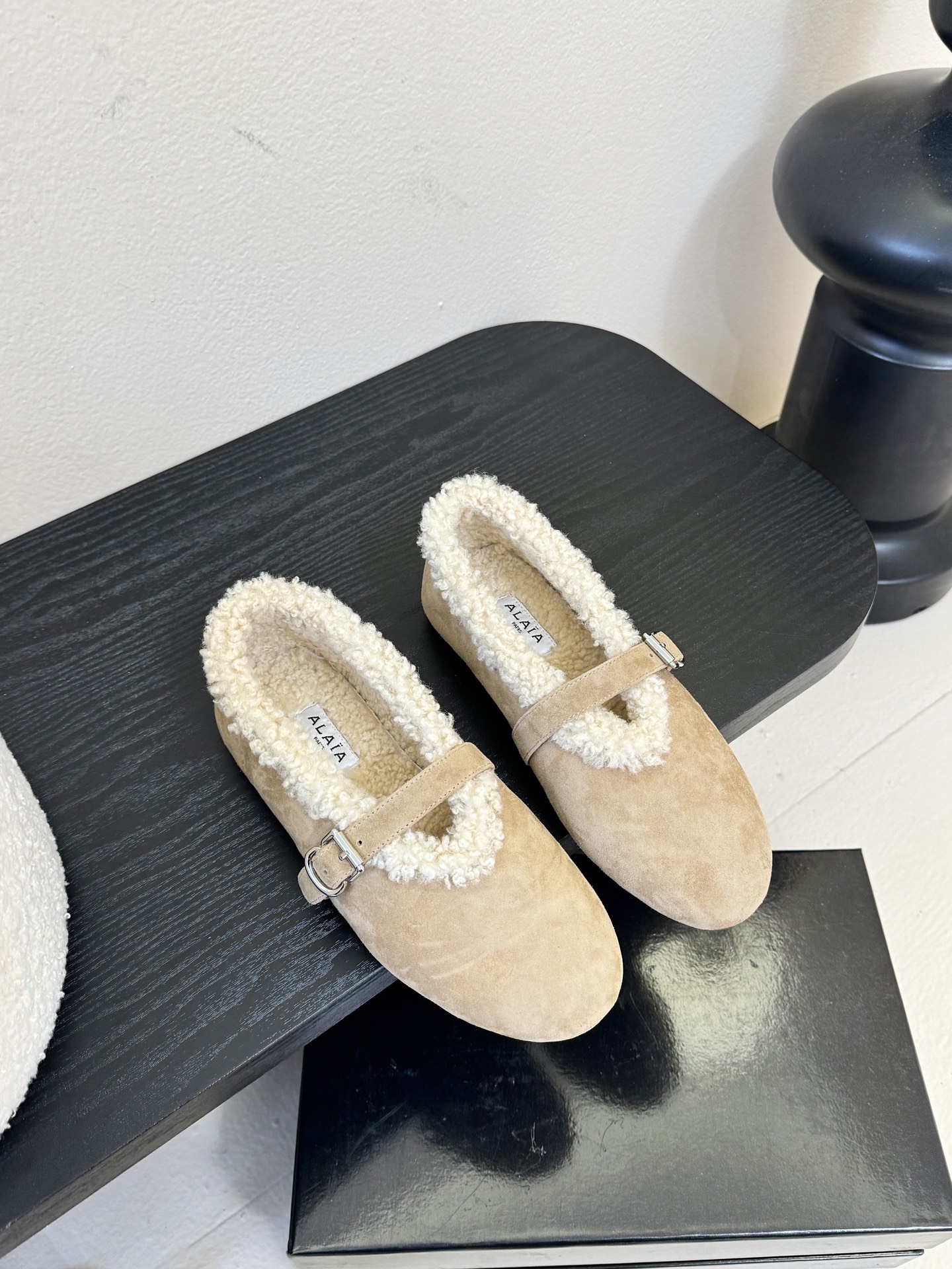 原包装ALAIA 阿莱亚秋冬天真的要来咯！羊羔绒鞋～Alaia奶呼呼的秋冬单品，是谁还没有拥有#Alai