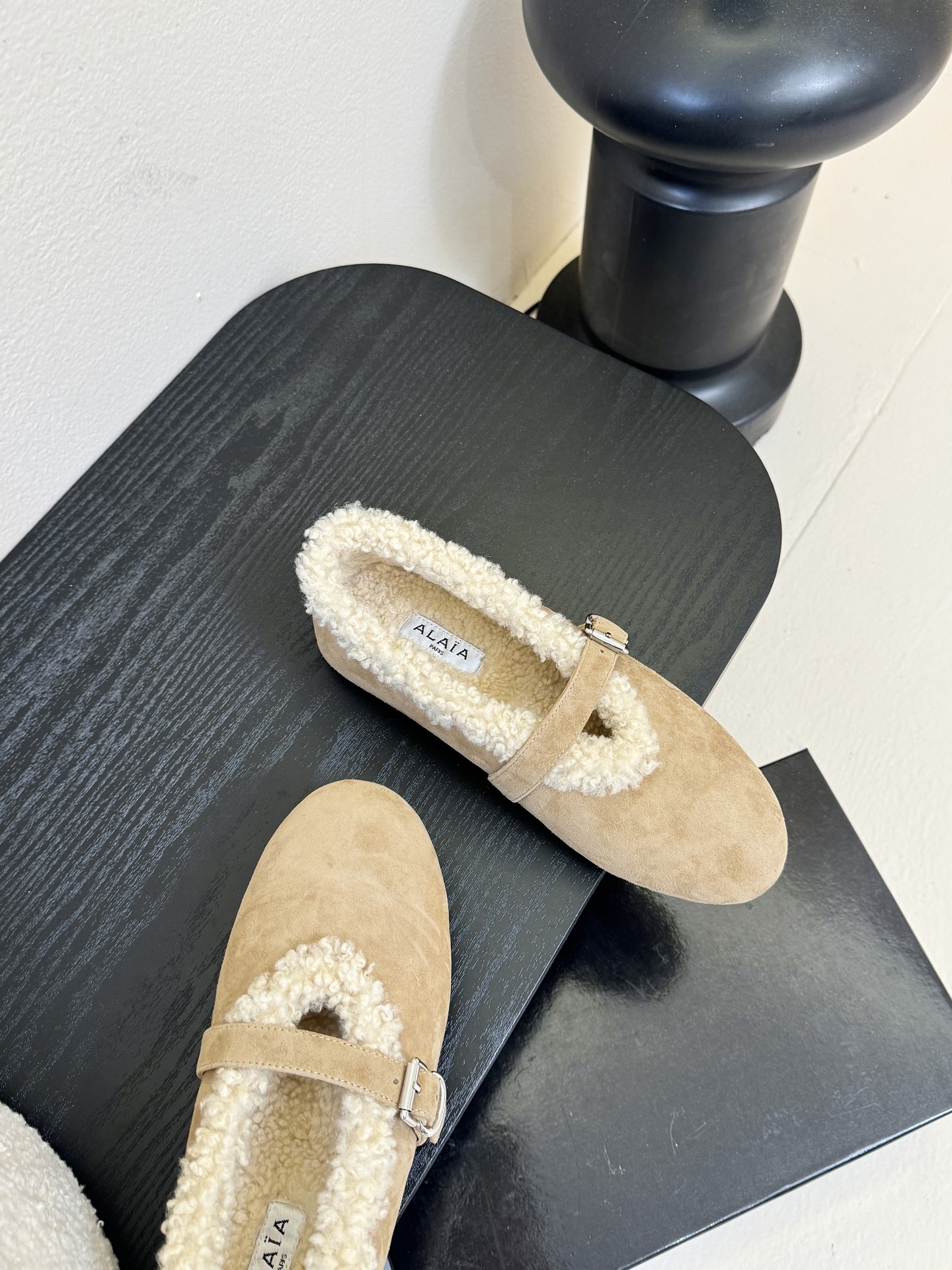 原包装ALAIA 阿莱亚秋冬天真的要来咯！羊羔绒鞋～Alaia奶呼呼的秋冬单品，是谁还没有拥有#Alai