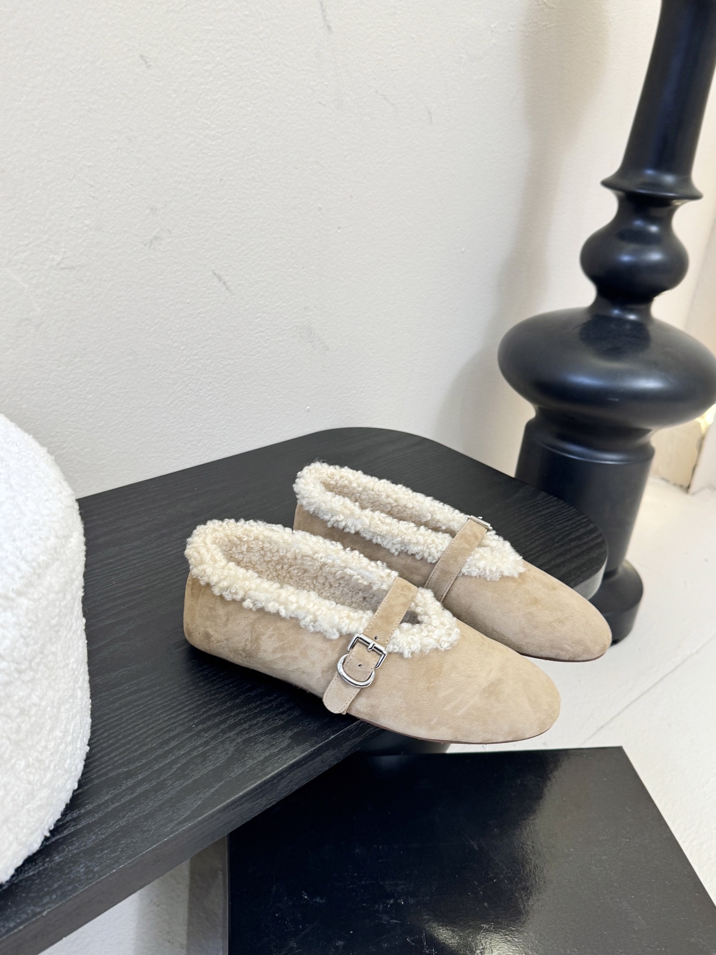 原包装ALAIA 阿莱亚秋冬天真的要来咯！羊羔绒鞋～Alaia奶呼呼的秋冬单品，是谁还没有拥有#Alai