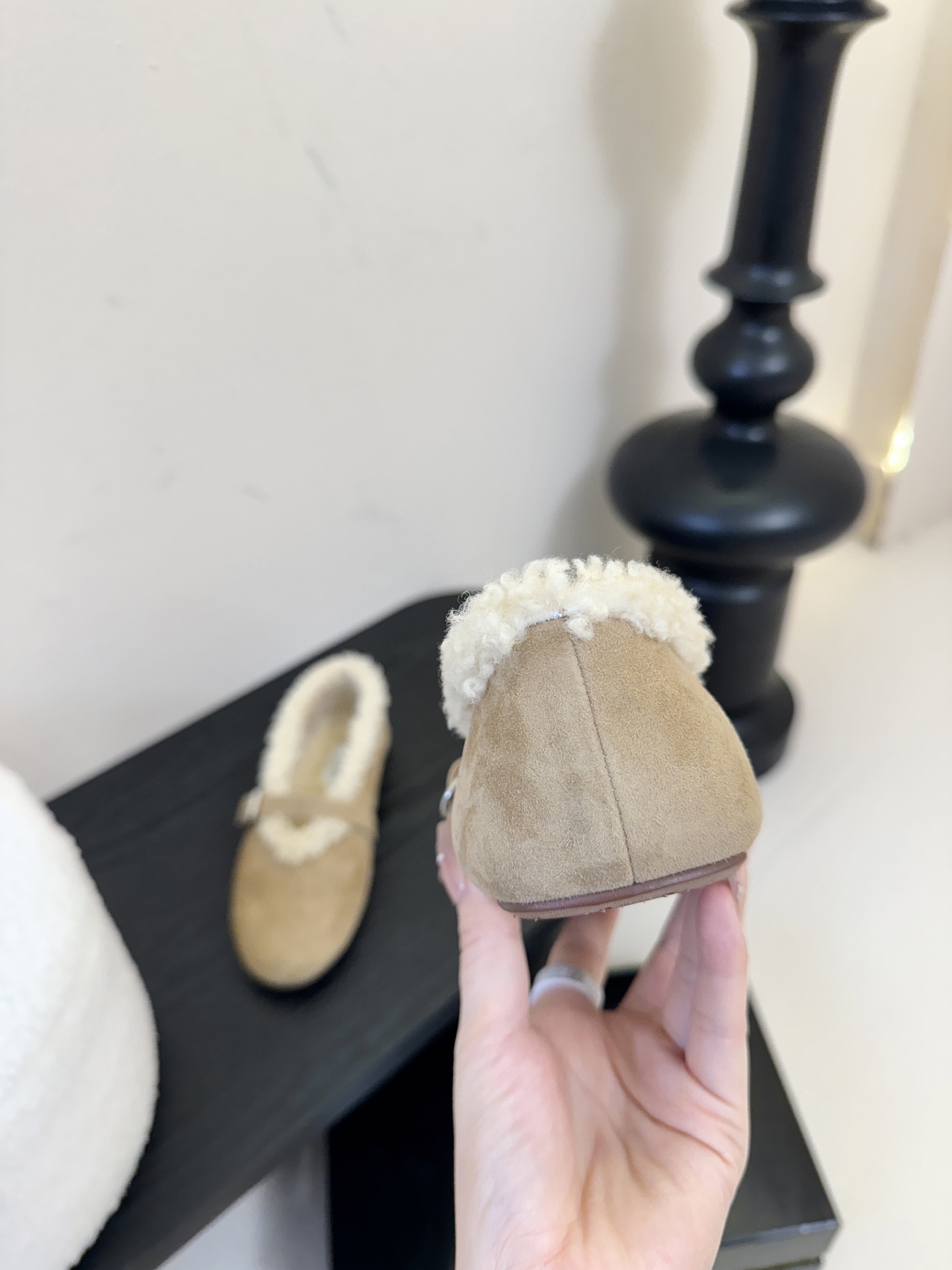 原包装ALAIA 阿莱亚秋冬天真的要来咯！羊羔绒鞋～Alaia奶呼呼的秋冬单品，是谁还没有拥有#Alai