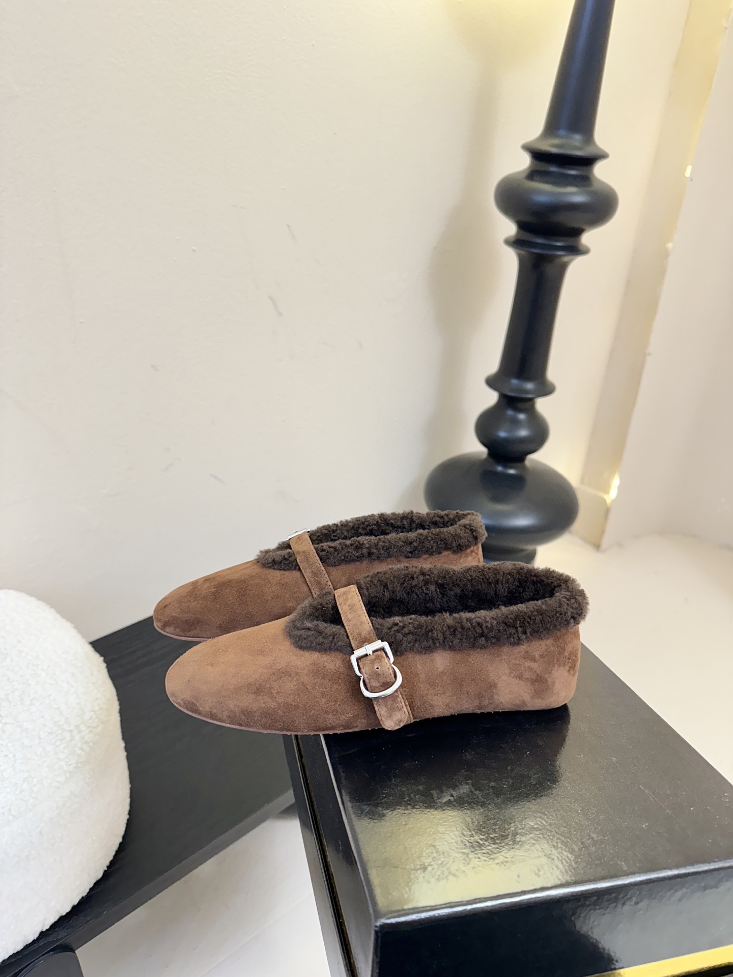 原包装ALAIA 阿莱亚秋冬天真的要来咯！羊羔绒鞋～Alaia奶呼呼的秋冬单品，是谁还没有拥有#Alai